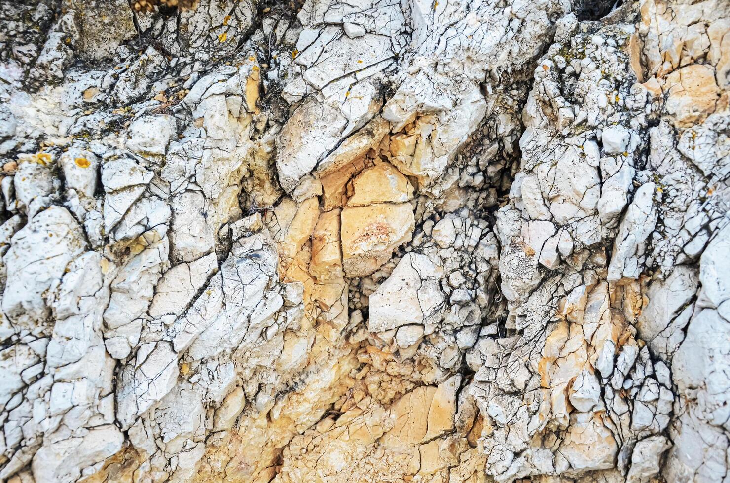 textur av berg sten på en solig dag, bakgrund. rader och fläckar. antibes, Frankrike foto