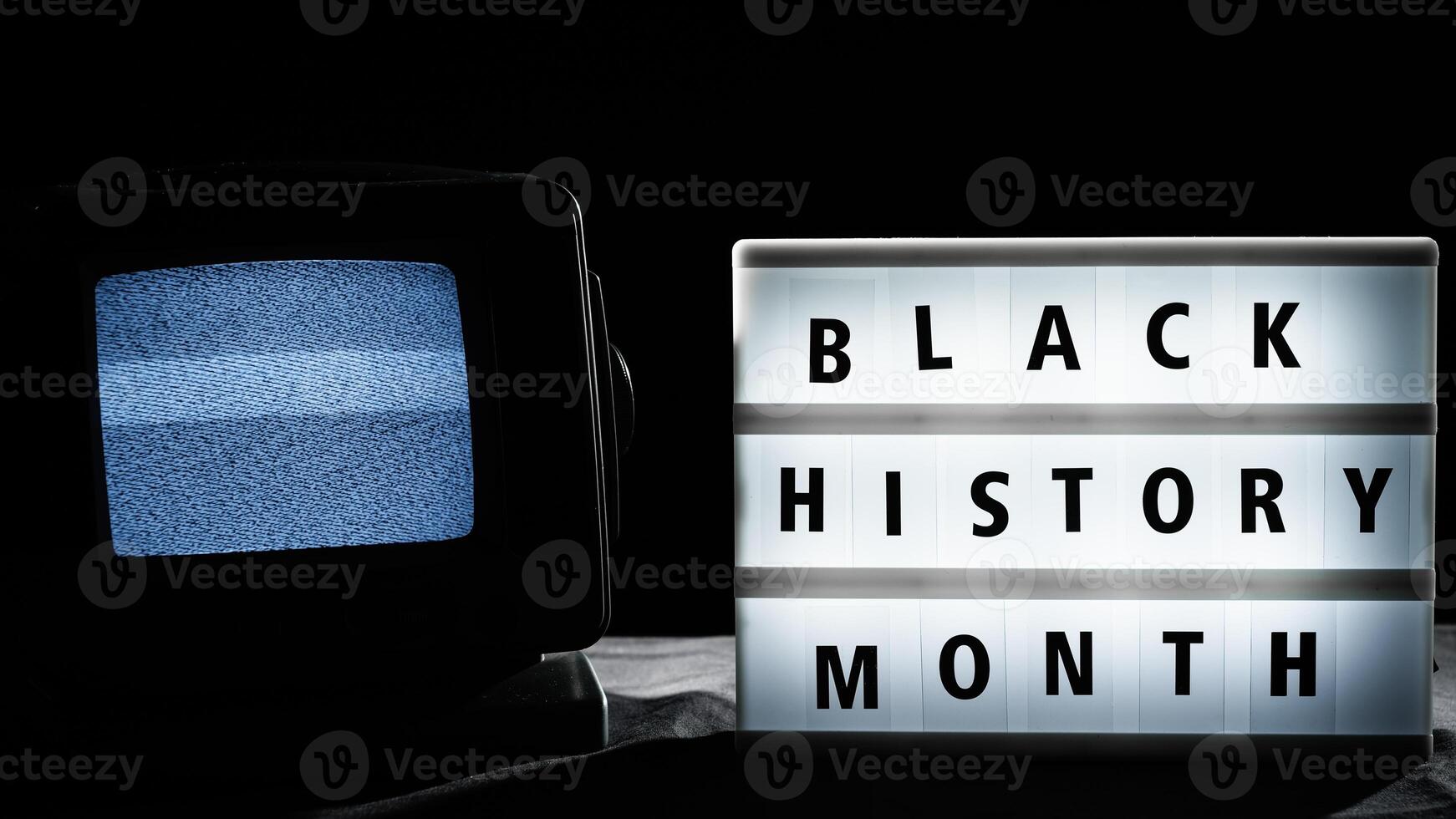 svart historia månad skylt och statisk TV foto