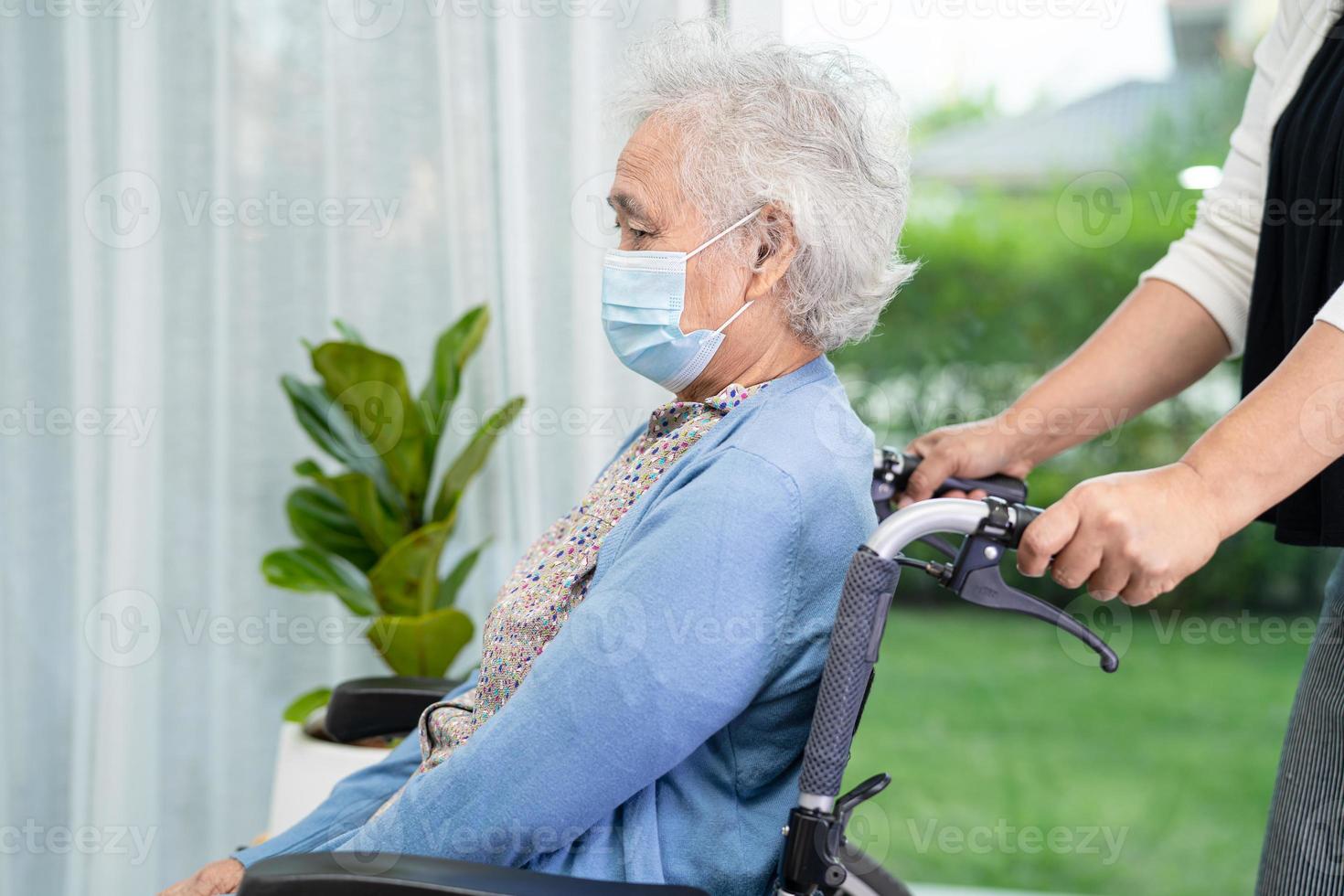 vårdgivare hjälp och vård asiatisk senior eller äldre gammal dam kvinna patient sitter på rullstol på vårdavdelningen, hälsosamt starkt medicinskt koncept foto