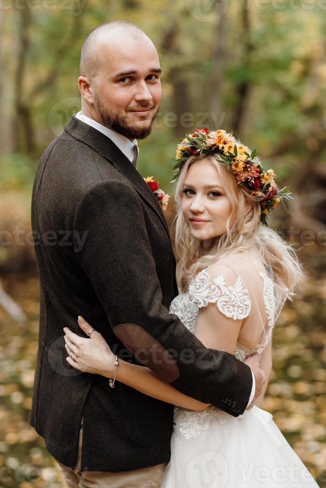 brudparets promenad genom höstskogen foto