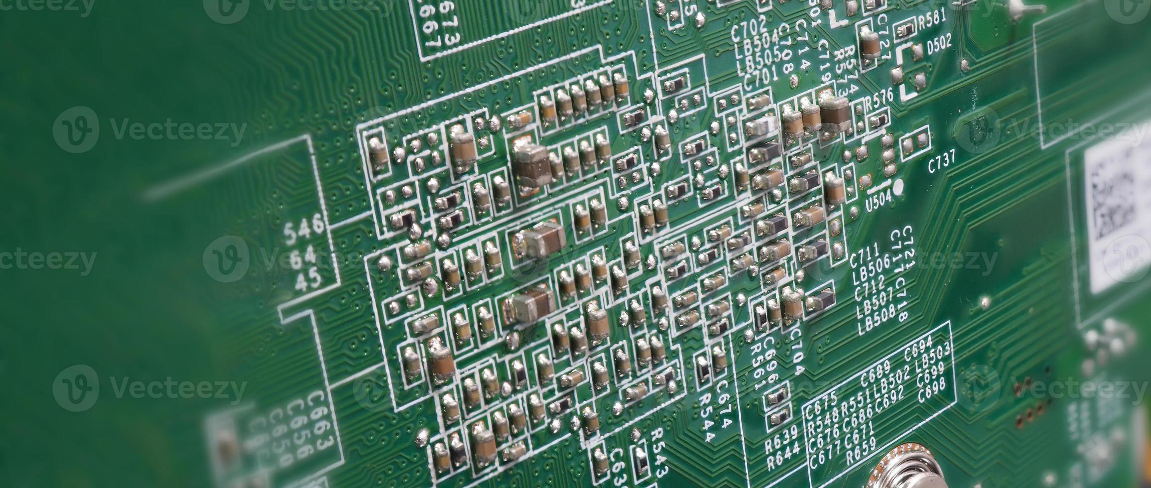 halvledare. cpu -chip som finns på datorns gröna moderkort. foto