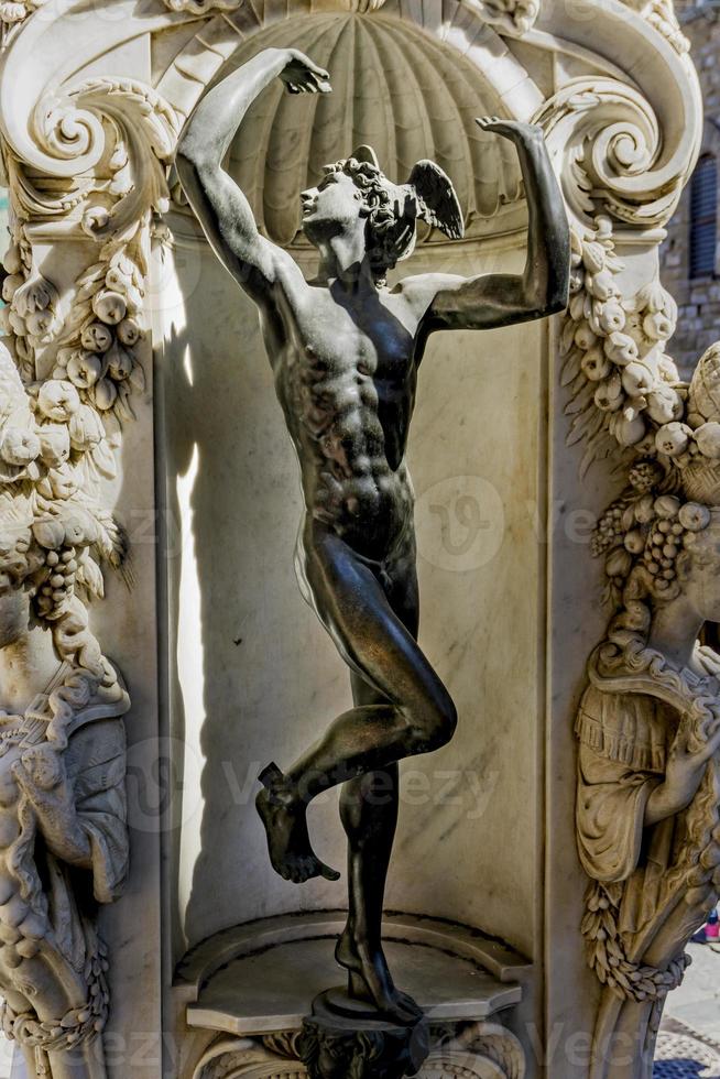 detalj av basen av skulpturen Perseus med huvudet av medusa vid loggia dei lanzi i Florens, Italien foto