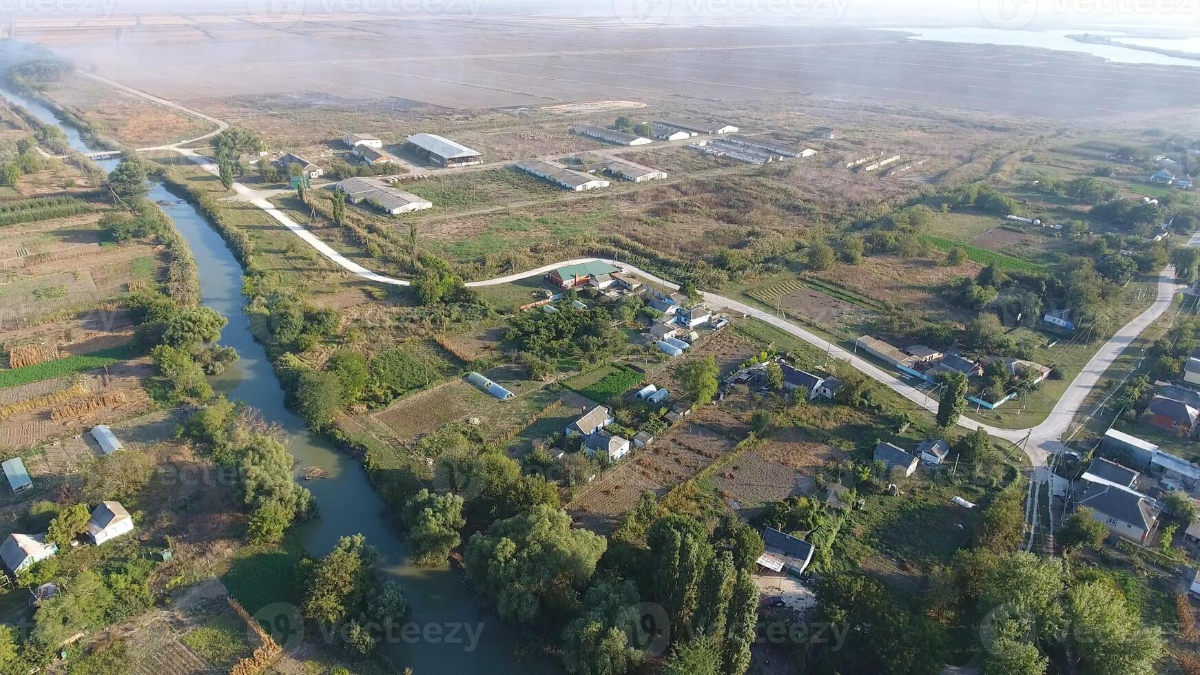 se från de topp av de by. hus och trädgårdar. landsbygden, rustik landskap. antenn fotografi foto