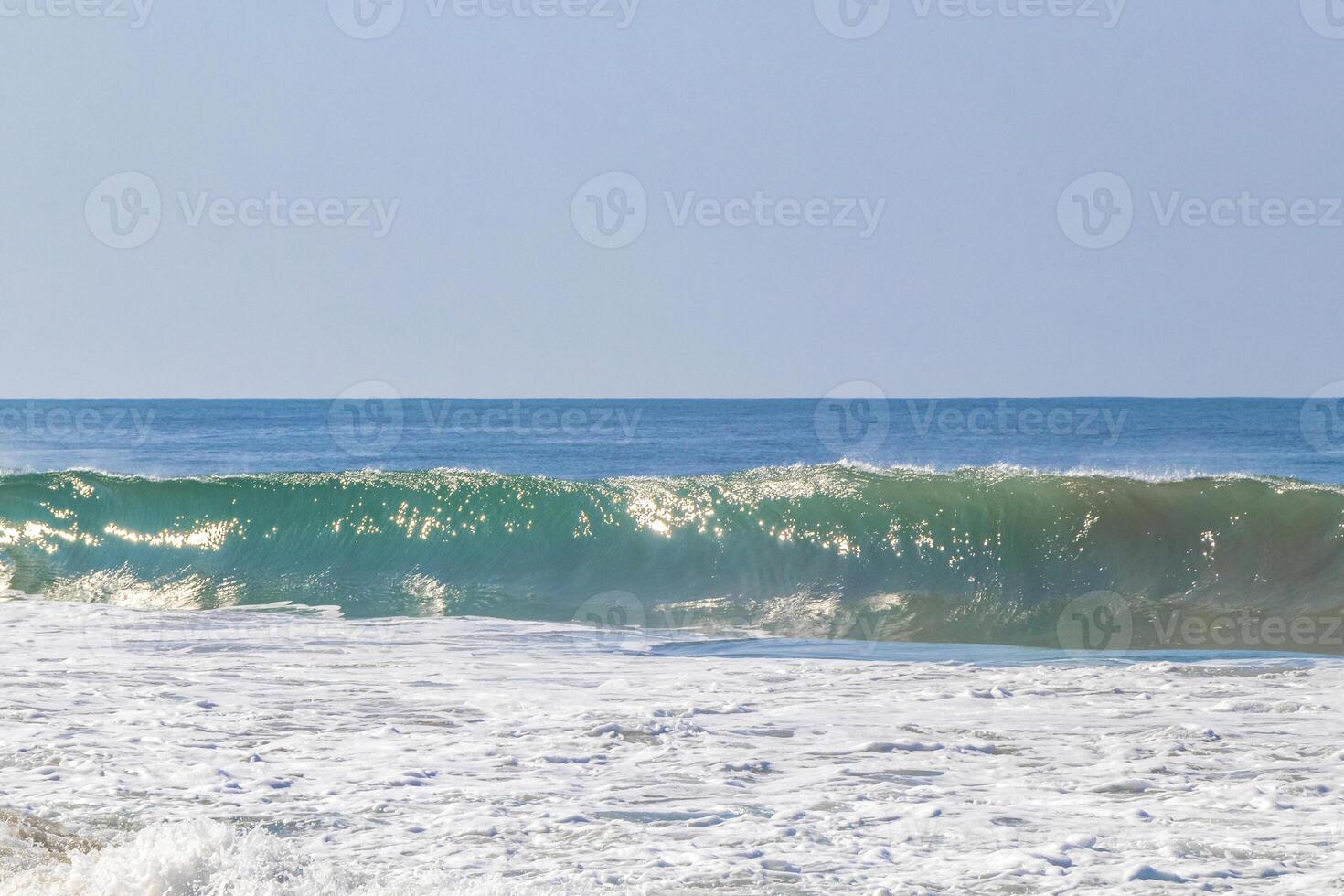 ytterst enorm stor surfare vågor på strand puerto escondido Mexiko. foto