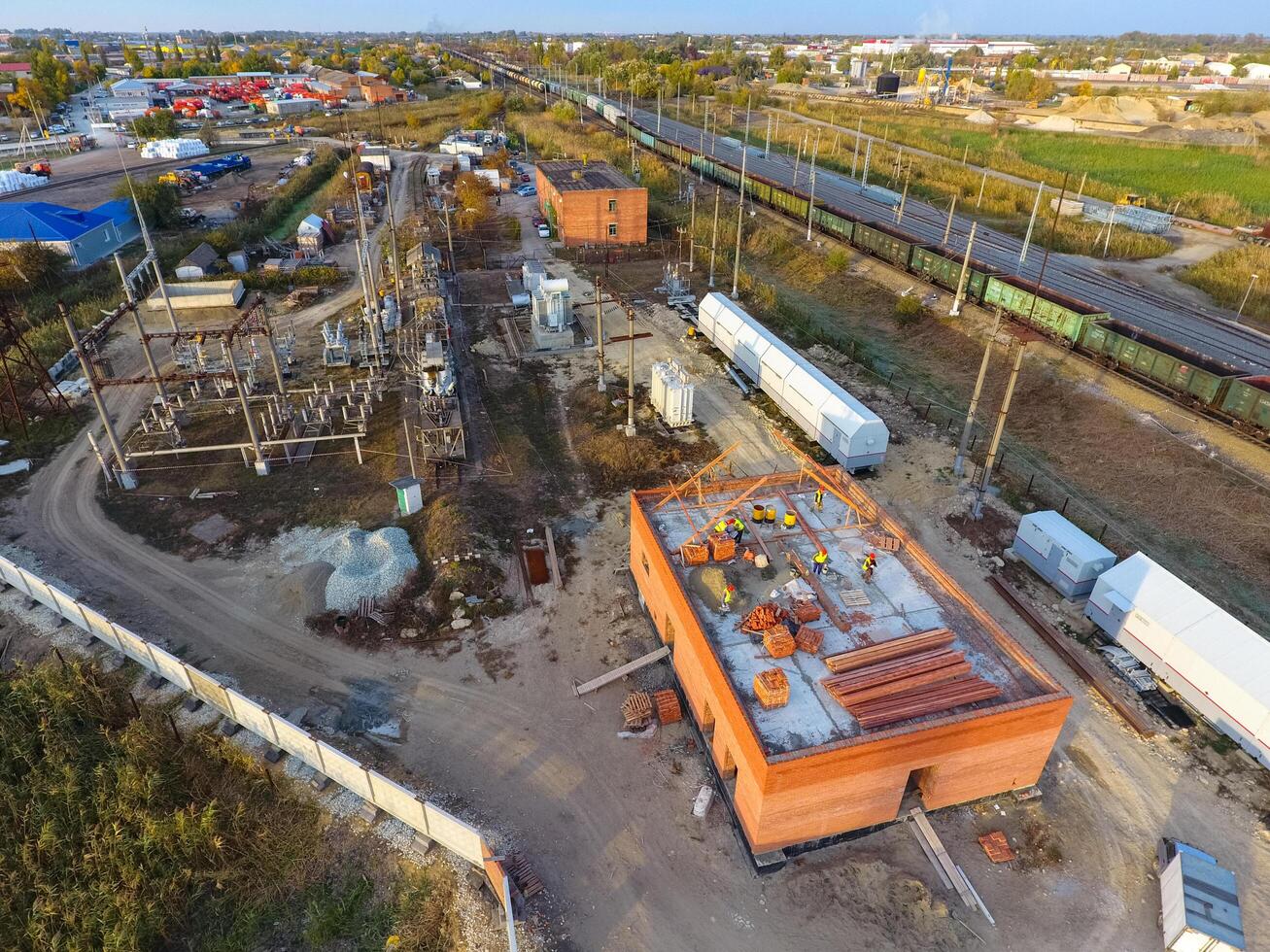 Ryssland, krasnodar 2021. konstruktion av en tegel byggnad. installation av de tak. konstruktion Arbetar. foto