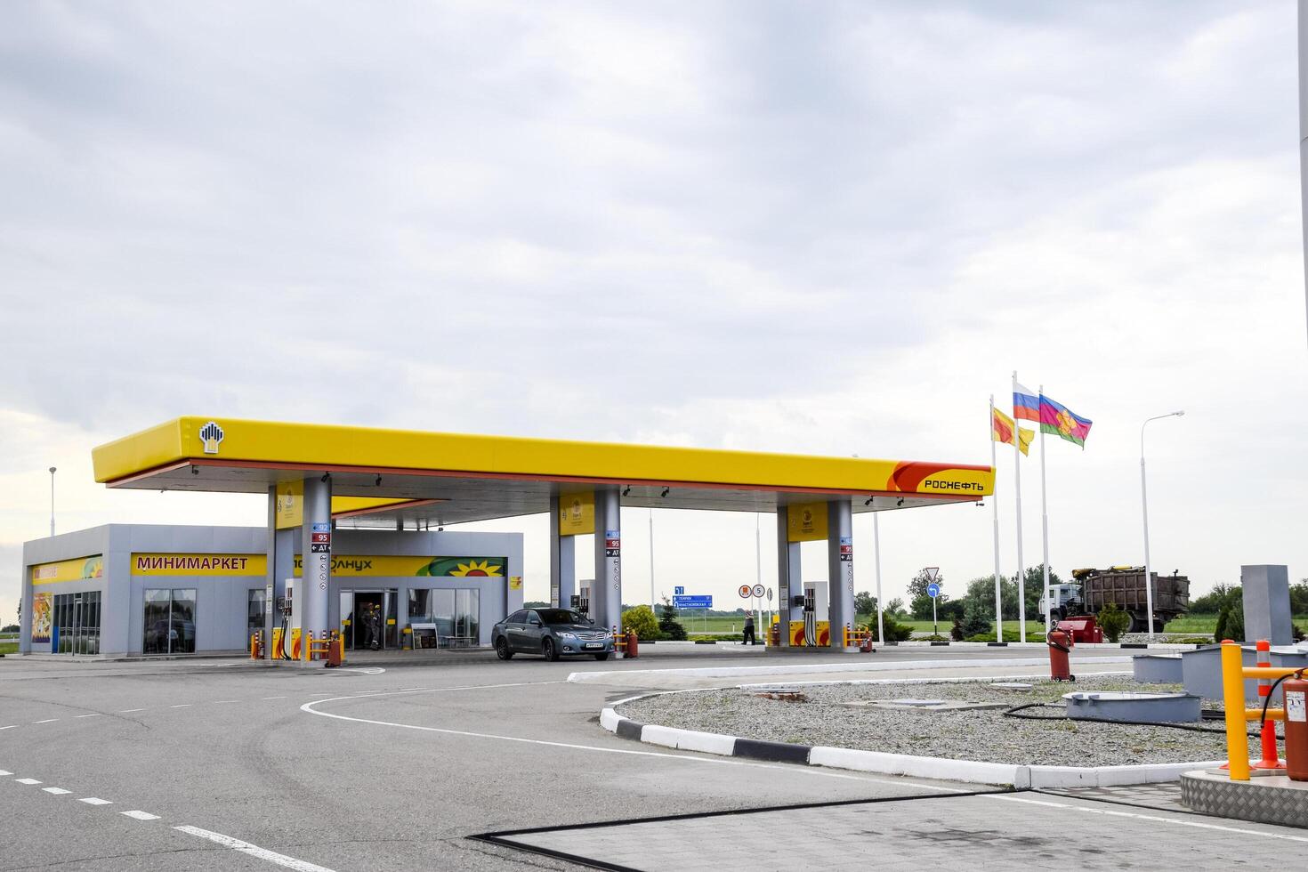 Ryssland, novorossiysk 2021. rosneft gas station på de förorts motorväg. foto