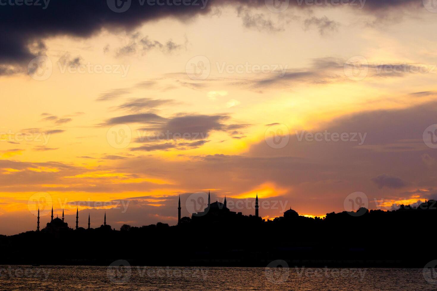 silhuett av istanbul på solnedgång. hagia sophia och blå moské silhuett foto