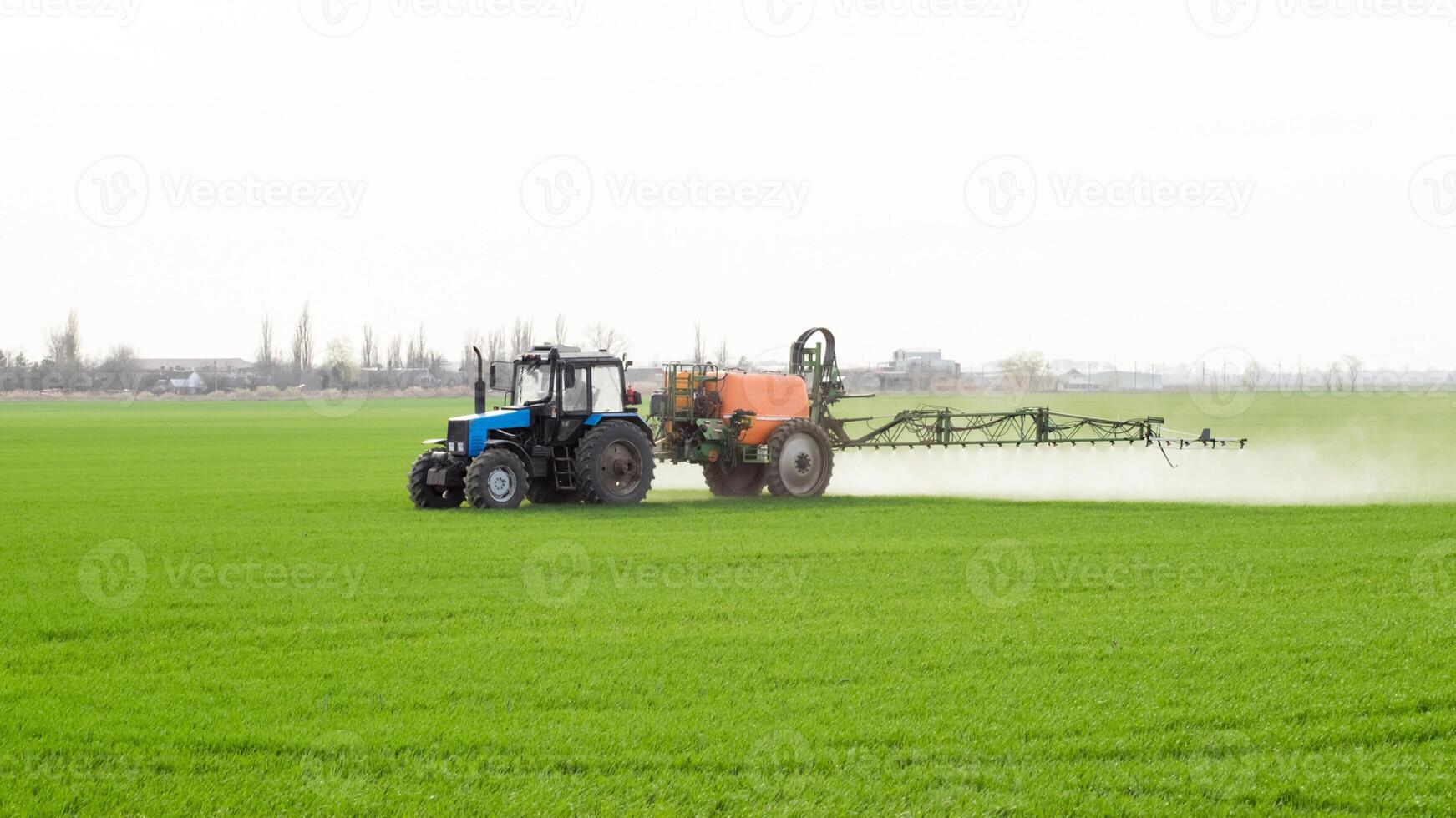 traktor med en spray enhet för fint spridda gödningsmedel. foto