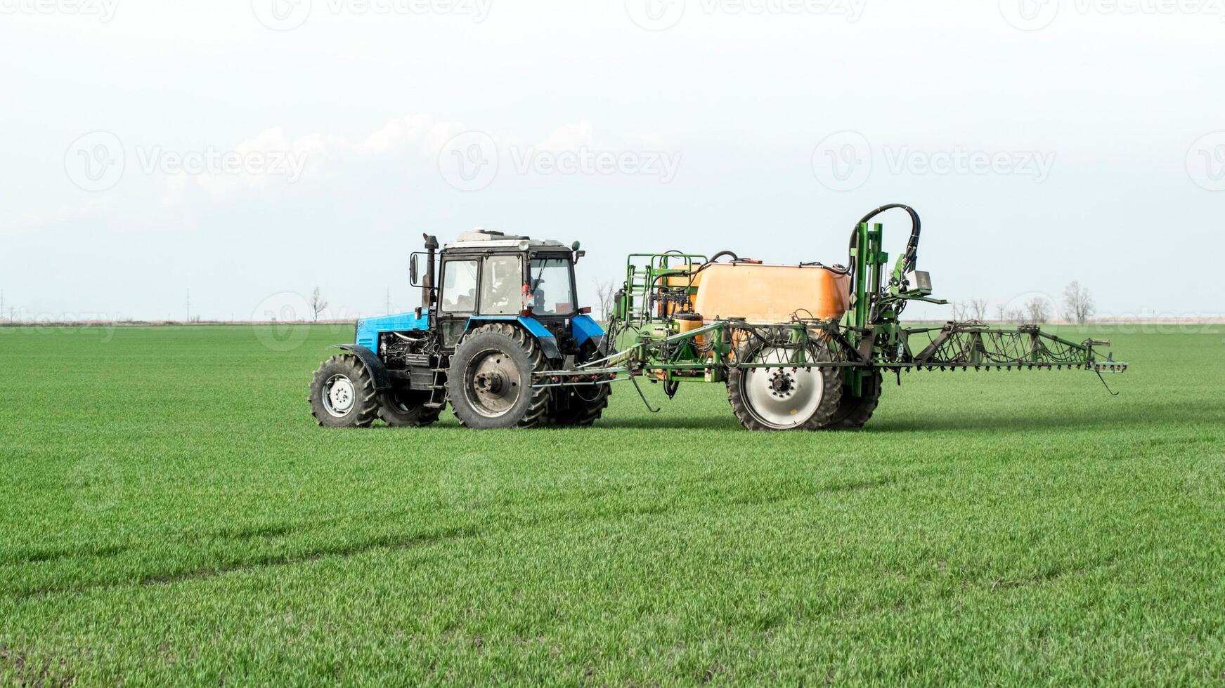 traktor med en spray enhet för fint spridda gödningsmedel. foto