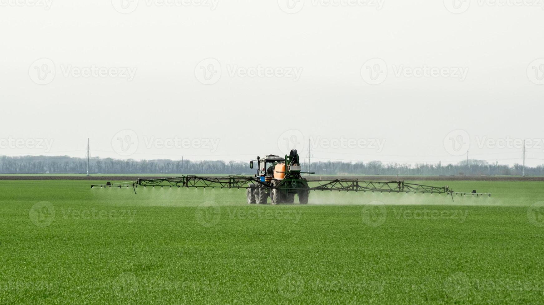 traktor med en spray enhet för fint spridda gödningsmedel. foto