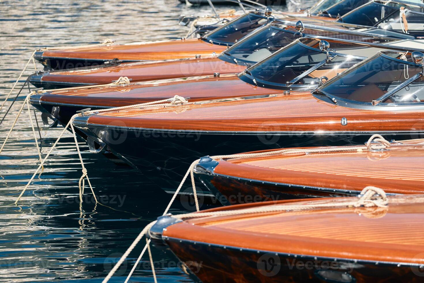 få lyx retro motor båtar i rad på de känd motorbåt utställning i de furstendömet av monaco, Monte Carlo, de mest dyr båtar för de rikaste människor, båtar för rik klienter foto