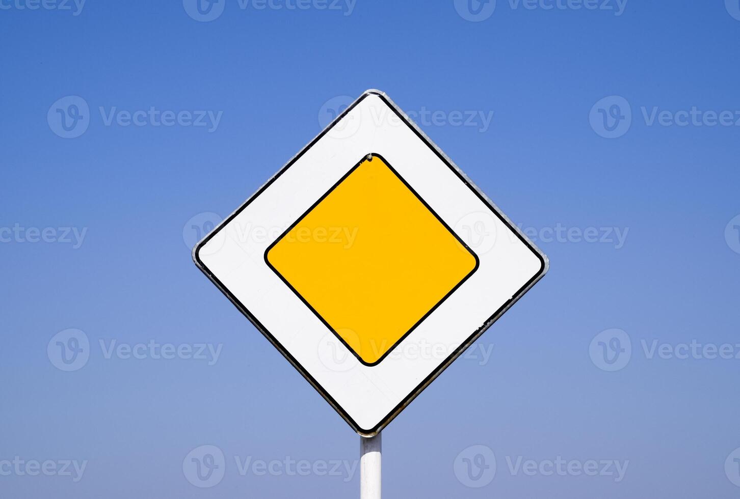 väg tecken, de huvud väg. tecken på en blå bakgrund foto