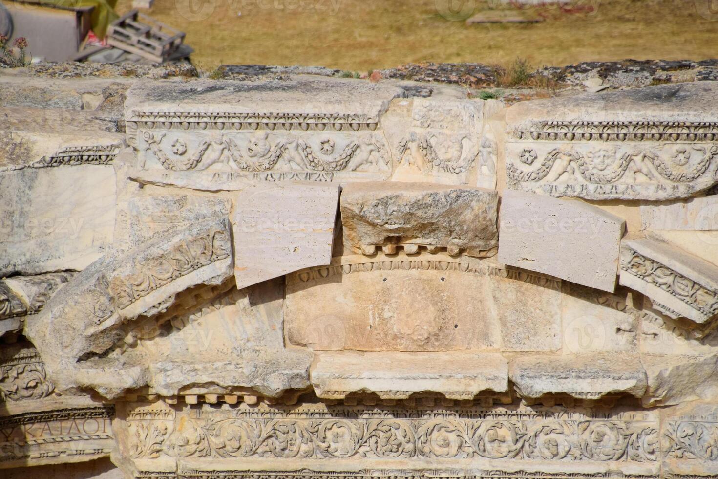 basreliefer av antik scener på de gavlar av de amfiteater i hierapolis, Kalkon. foto