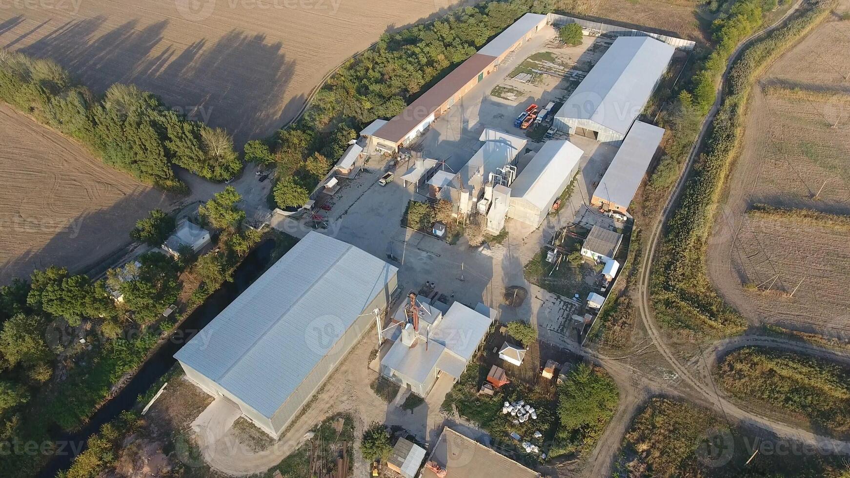 ris växt. hangar för lagring av spannmål. en plattform för torkning och sintring spannmål. UPPTAGITS spannmål foto