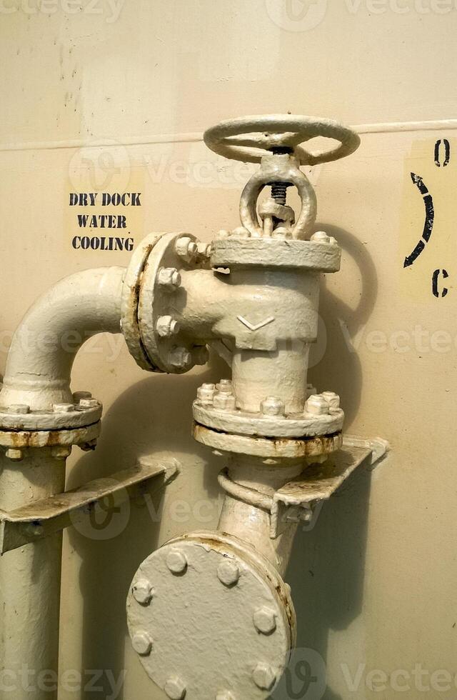 manuell stänga av ventil av de utlopp rör av de vatten tillförsel linje av de brandsläckning systemet foto