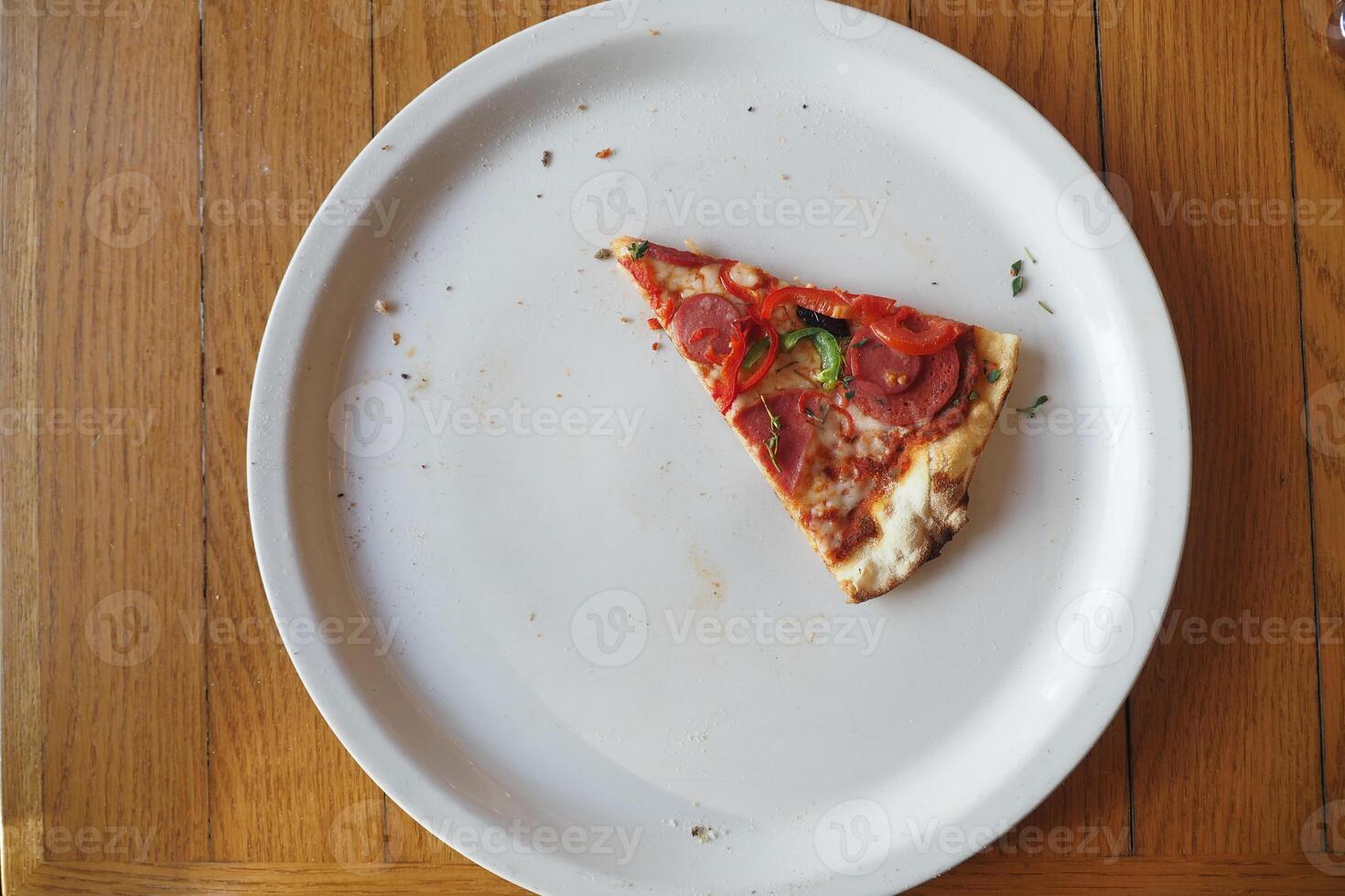 topp se av en skiva av pizza på en tallrik foto