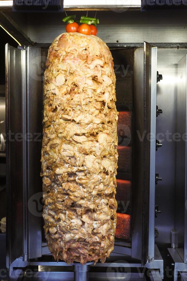 roterande traditionell gyros kött stänga upp foto