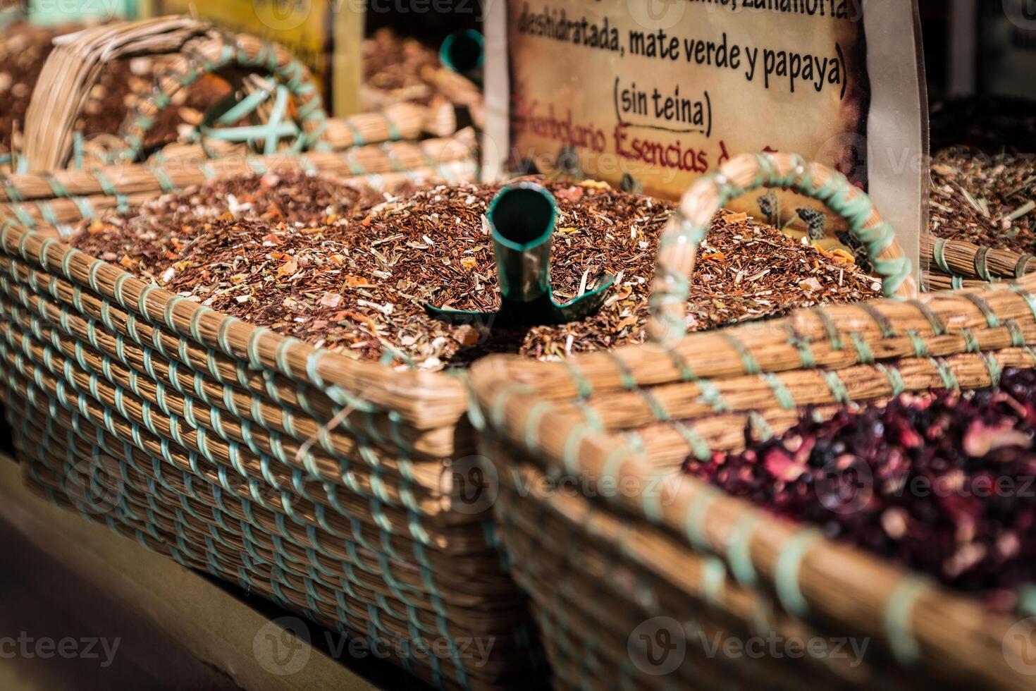 kryddor, frön och te såld i en traditionell marknadsföra i granada, Spanien foto