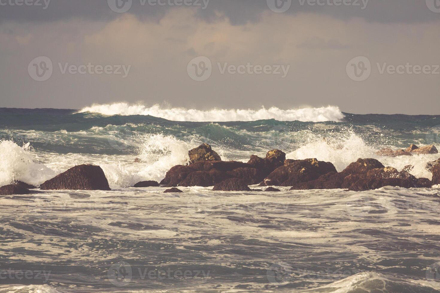 kraftfull vågor av atlanten hav nära tenerife kust, fokus på vågor foto