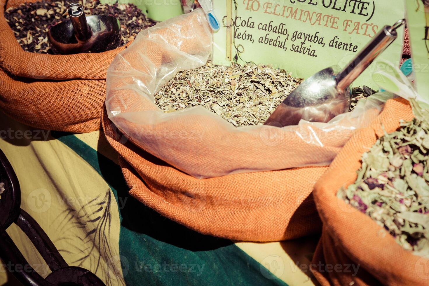 kryddor Lagra på de orientalisk marknadsföra i granada, Spanien foto