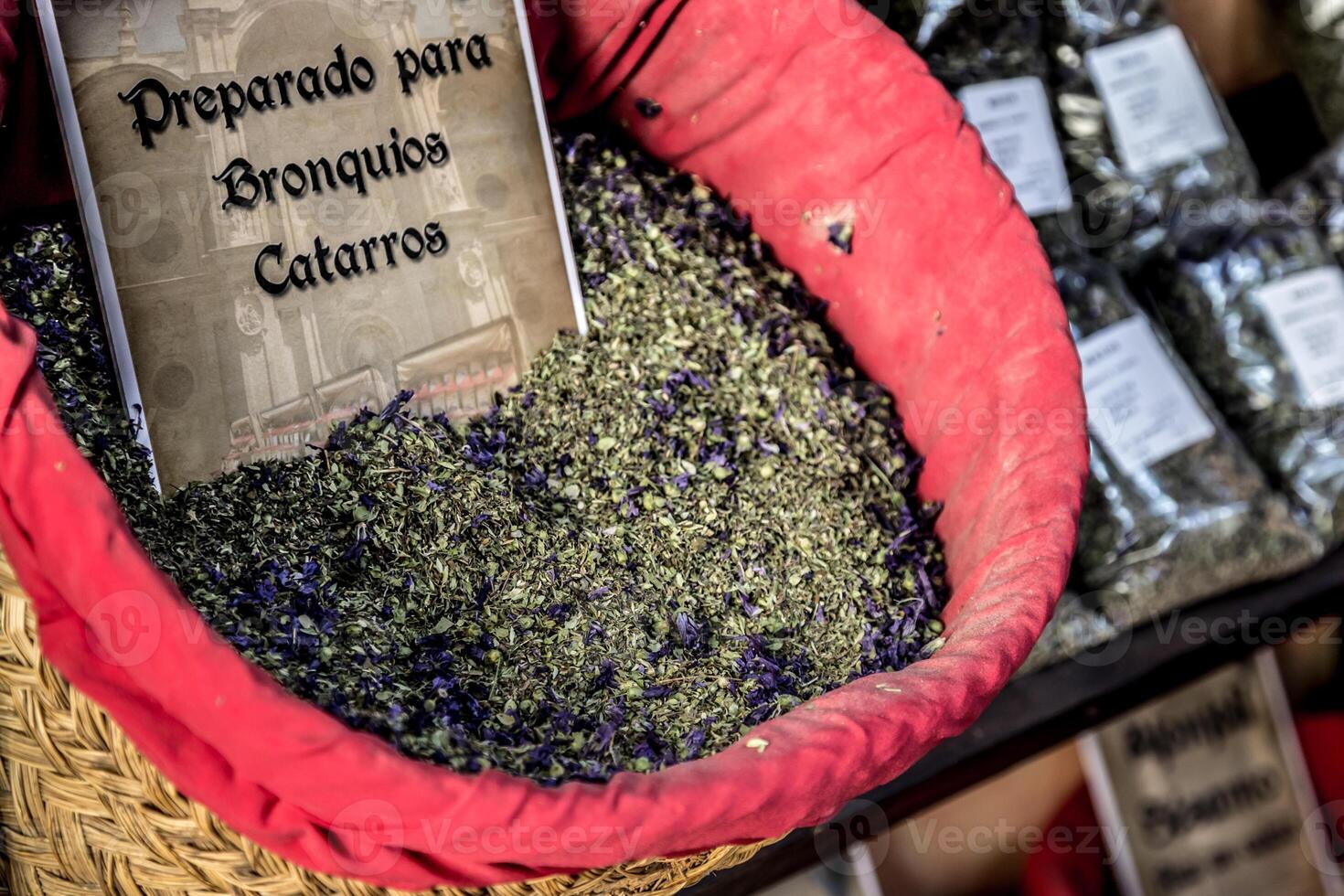 kryddor, frön och te såld i en traditionell marknadsföra i granada, Spanien foto