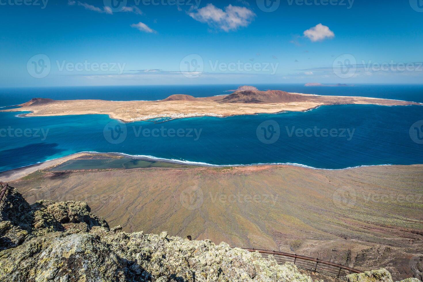 se av graciosa ö från mirador del rio, lanzarote ö, kanariefågel öar, Spanien foto