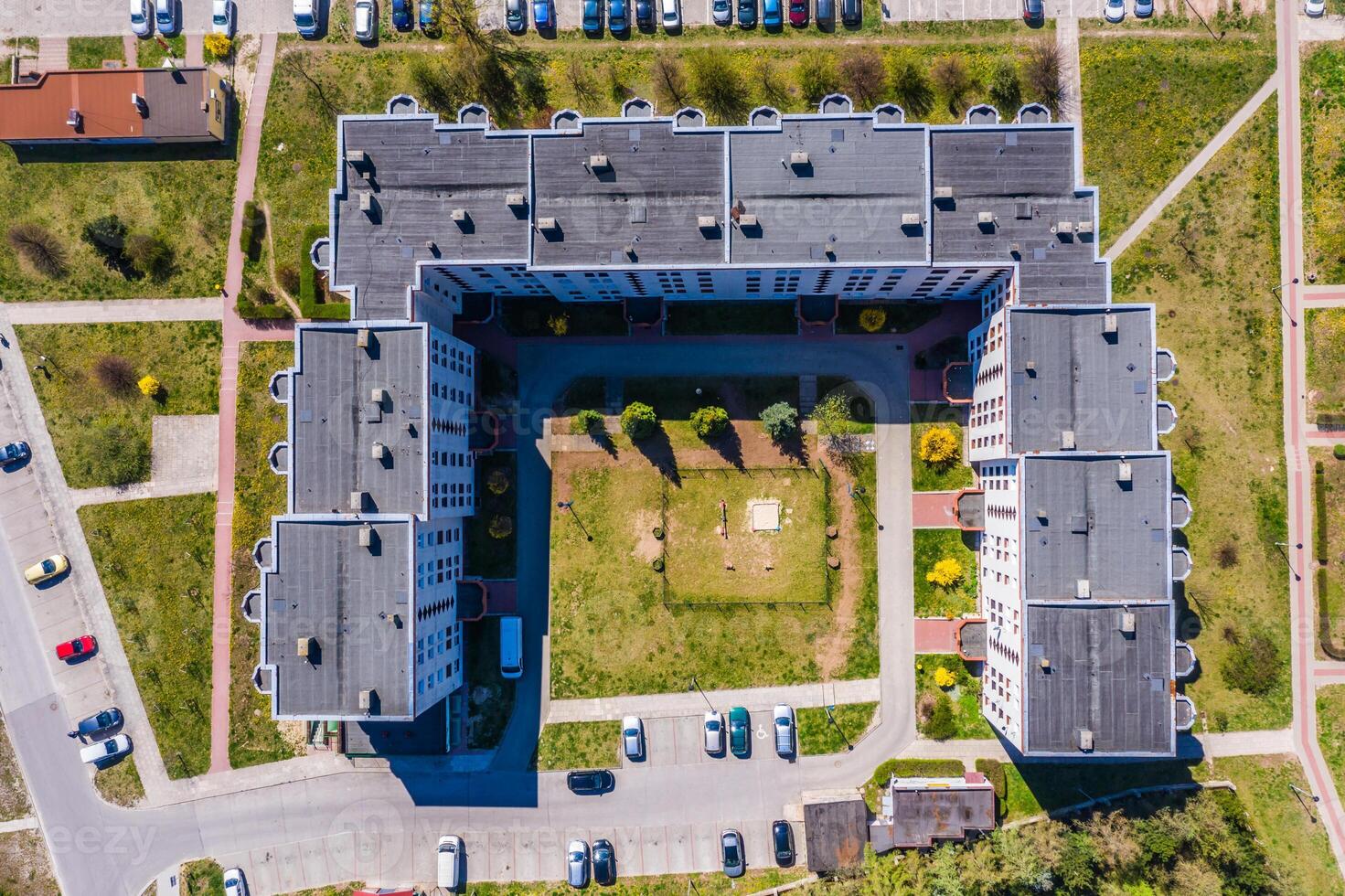 antenn stad se med vägkorsning och vägar, hus, byggnader, parker och parkering massor. foto