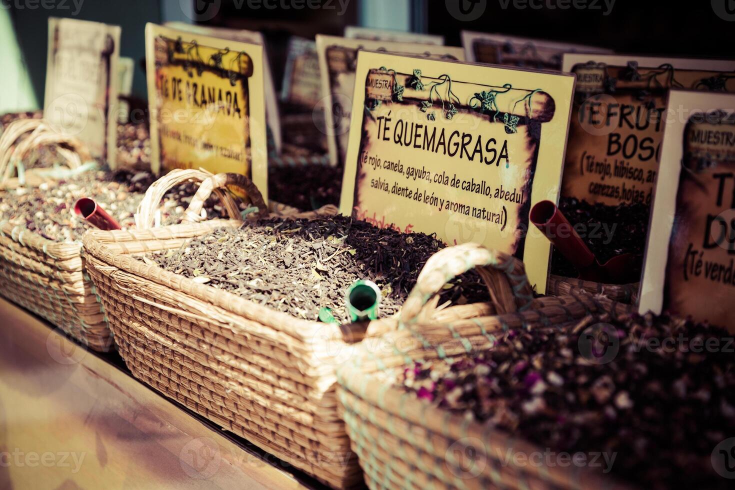 kryddor Lagra på de orientalisk marknadsföra i granada, Spanien foto