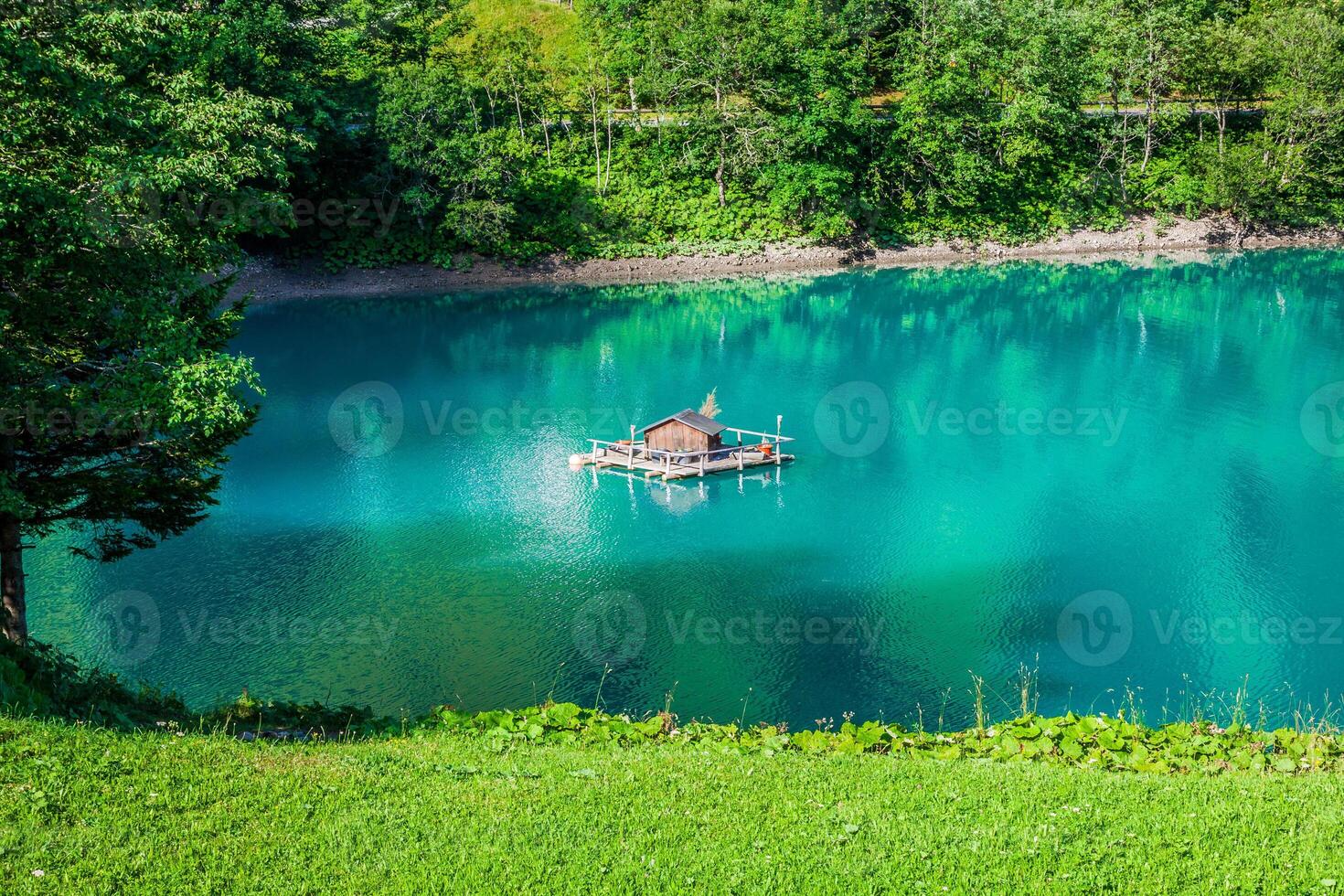 vacker utsikt bergsjön. steg, malbun i lichtenstein, europa foto