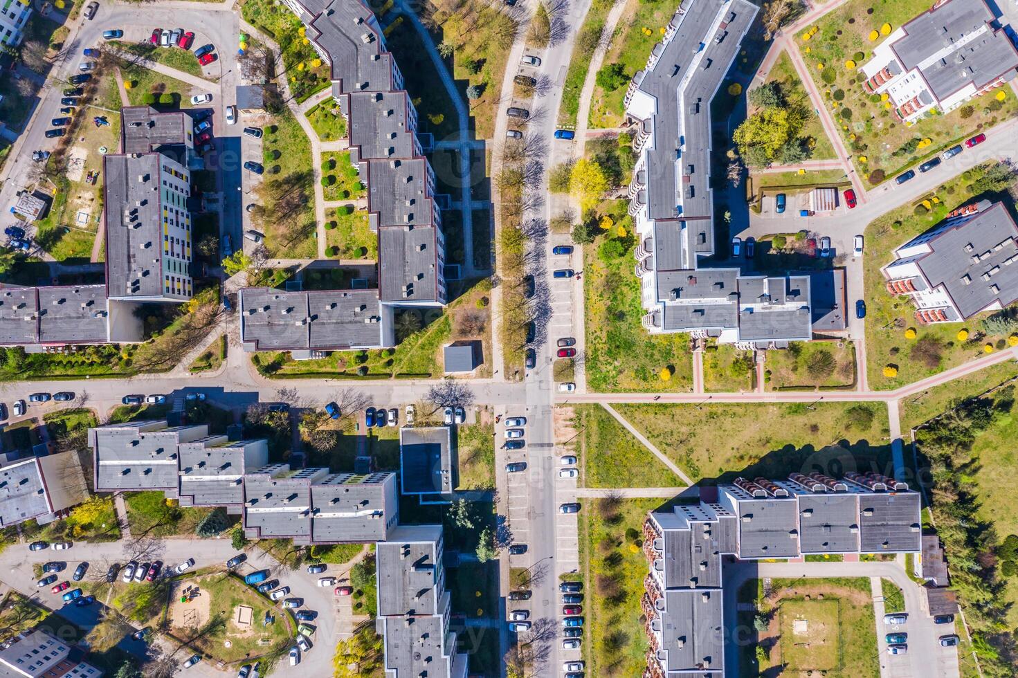 antenn stad se med vägkorsning och vägar, hus, byggnader, parker och parkering massor. foto