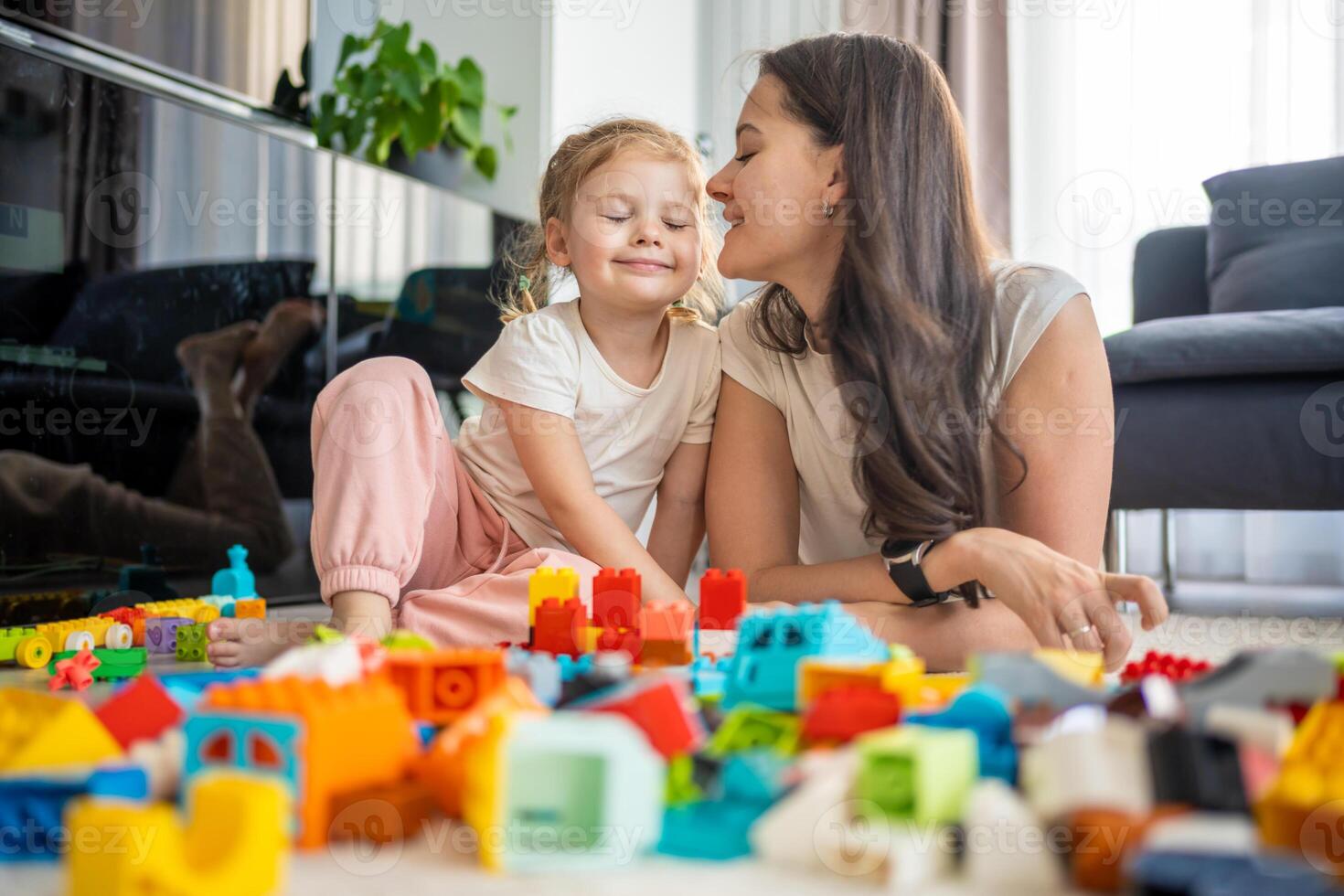 liten flicka spela med konstruktör leksak på golv i Hem med mamma eller kvinna barnvakt, pedagogisk spel, familj på Hem spendera fritid aktiviteter tid tillsammans begrepp foto