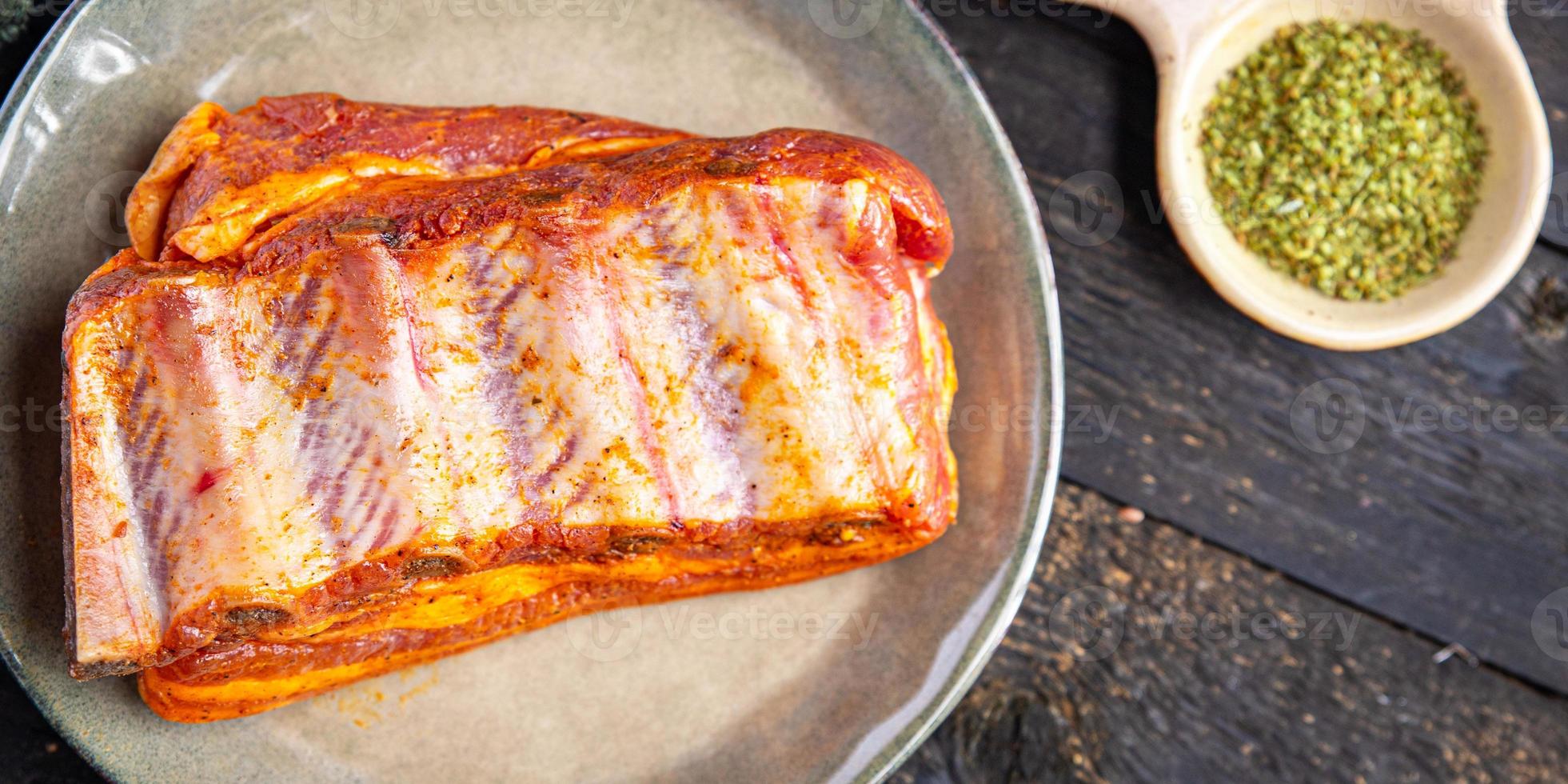 råa revben färskt kött fläsk paprika måltid foto