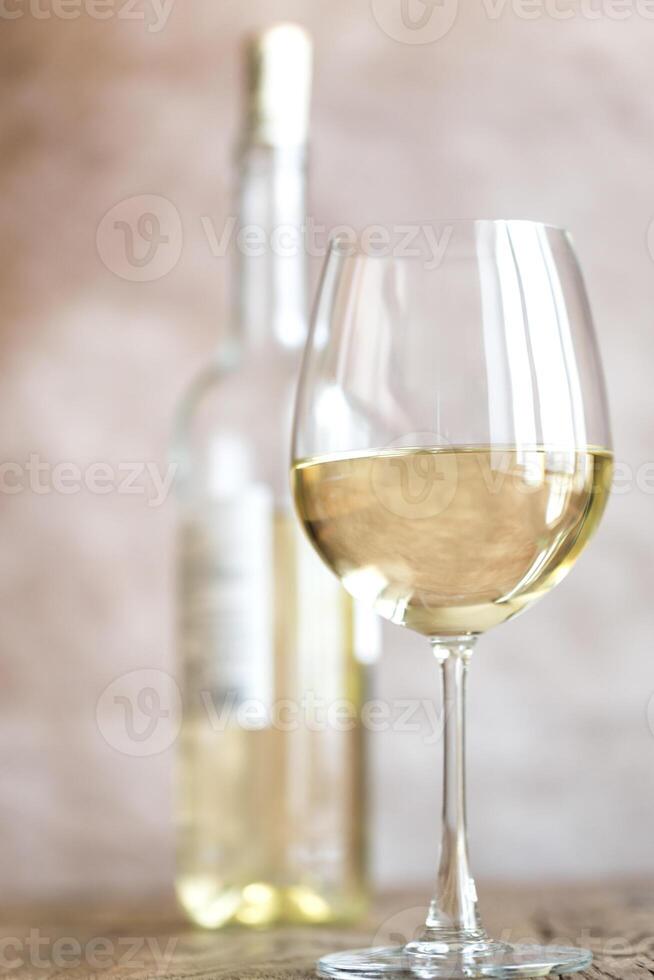 glas vitt vin foto