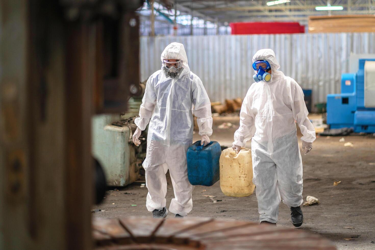 kemisk specialist ha på sig säkerhet enhetlig och gas mask inspekterande kemisk läcka i industri fabrik foto