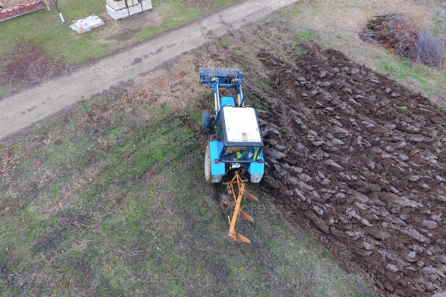 traktor plöjning de trädgård. plöjning de jord i de trädgård foto