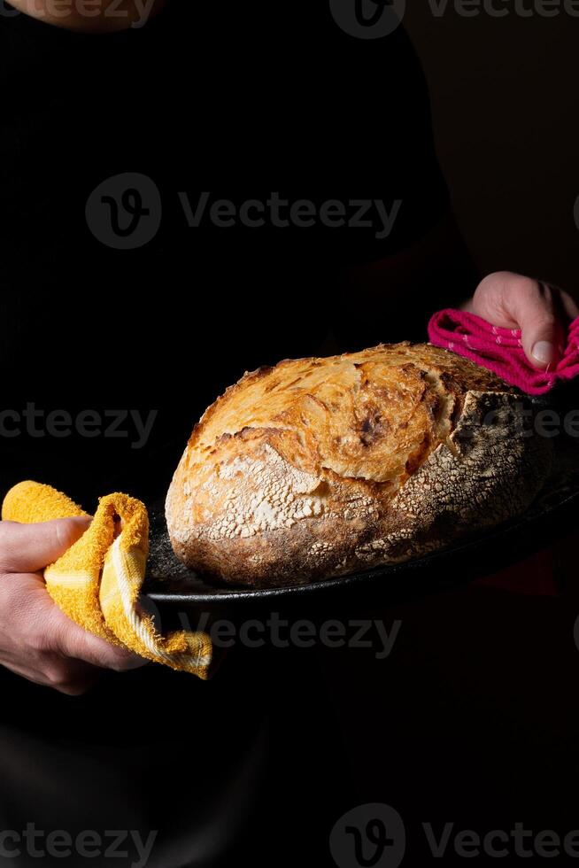 attraktiv ung caucasian kock Framställ med vit surdeg bröd. foto