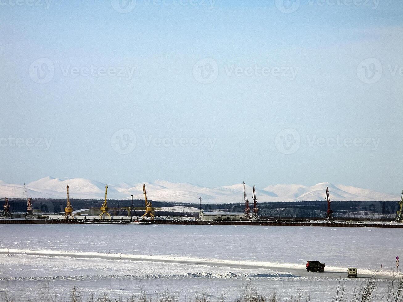 flod hamn på de flod av de stad av salekhard. hamn kranar ett foto