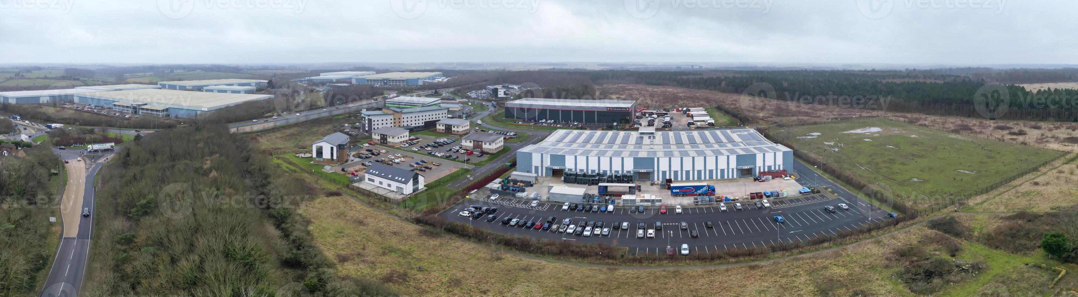 antenn panorama- se av corby stad av England förenad rike under molnig och regnig väder av vinter. januari 11:e, 2024 foto