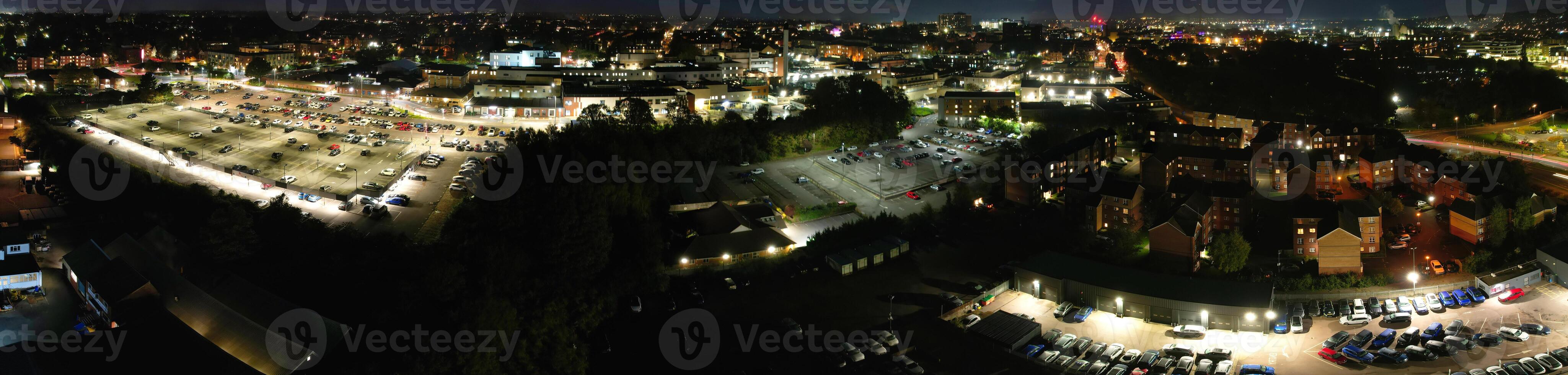 antenn panorama- se av upplyst Northampton stad av England, Storbritannien under natt av oktober 25:e, 2023 foto