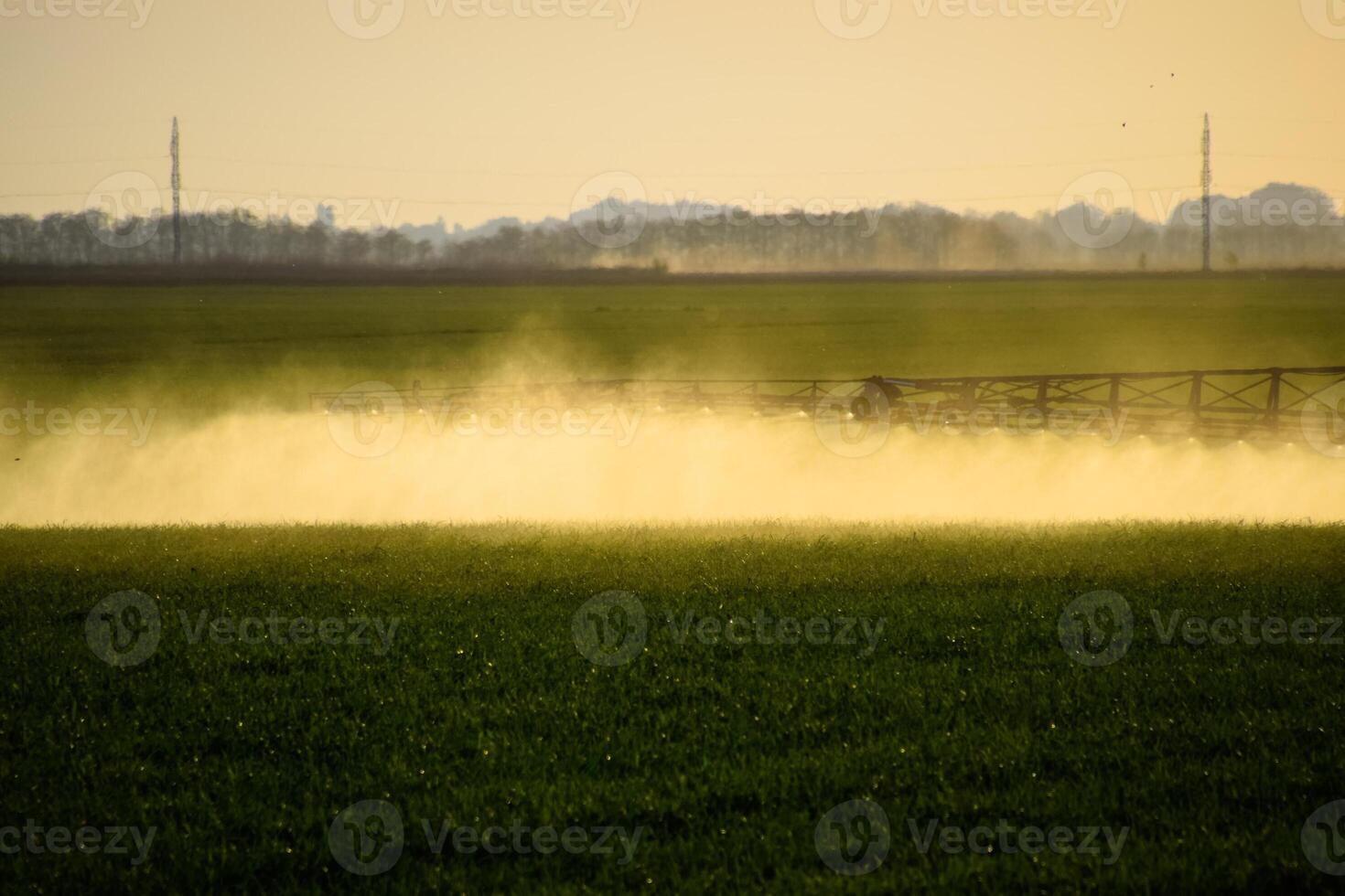 jets av flytande gödselmedel från de traktor spruta. foto