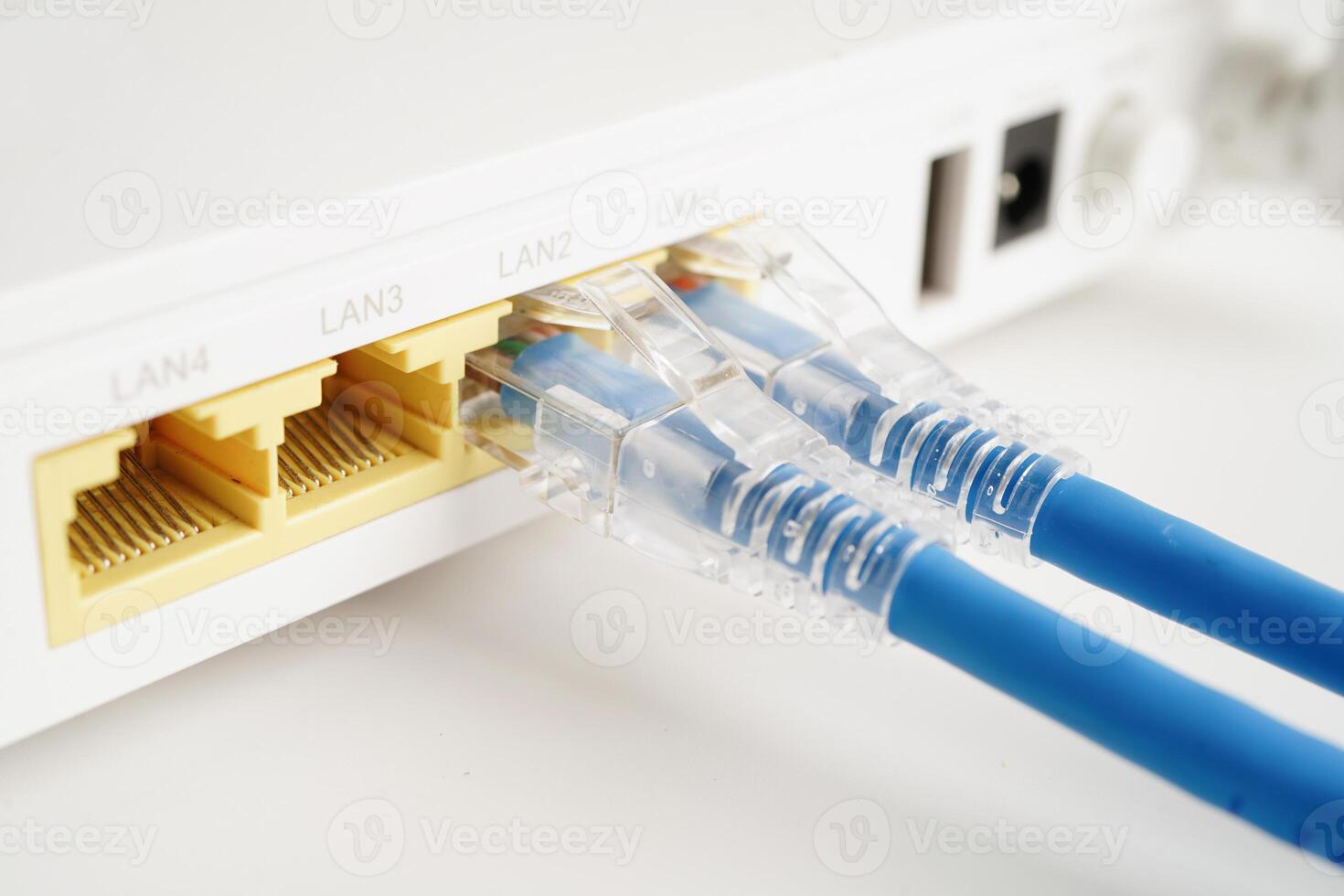 Ethernet kabel- med trådlös router ansluta till internet service leverantör nätverk. foto