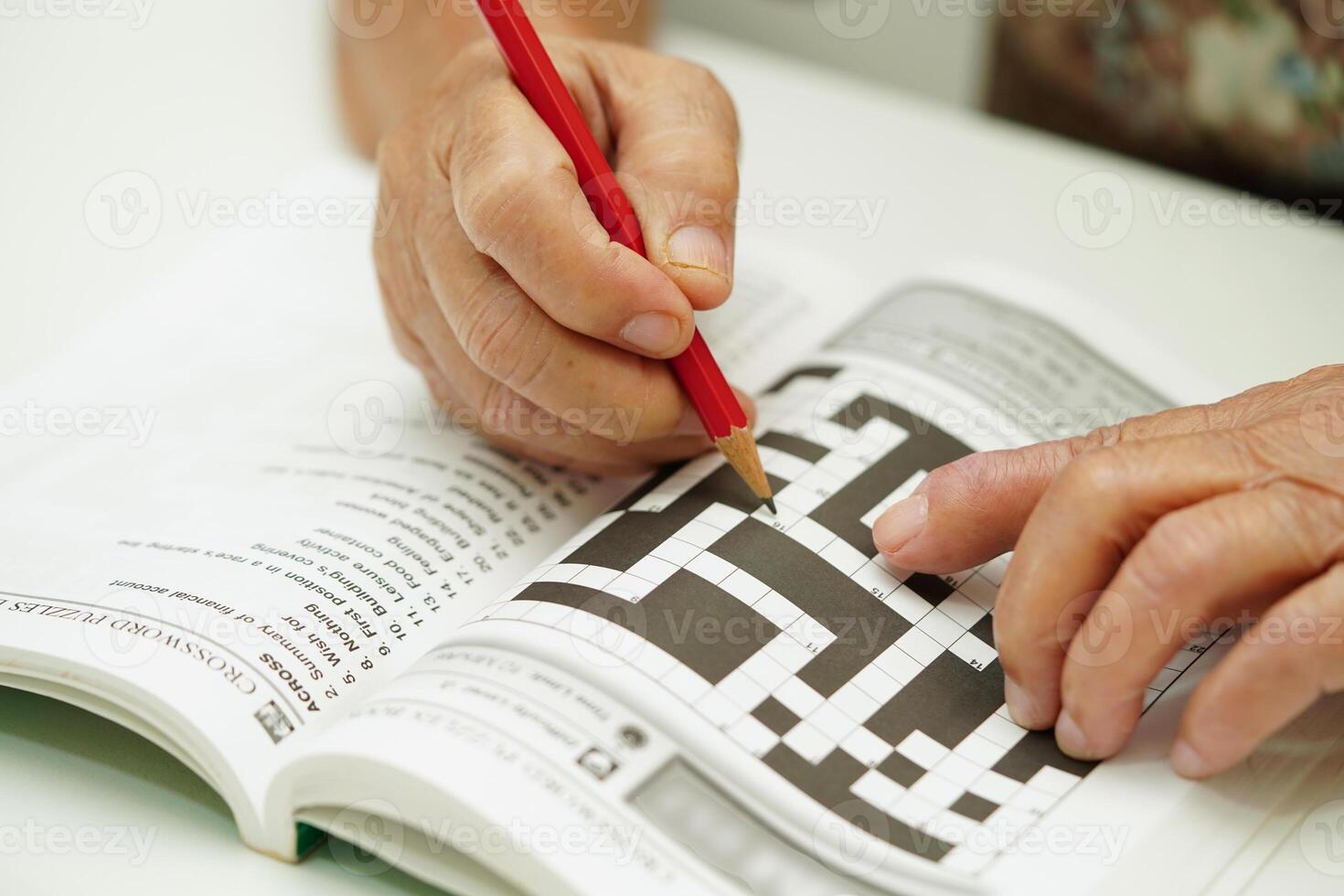 äldre kvinna spelar sudoku pussel spel för behandling demens förebyggande och alzheimers sjukdom. foto