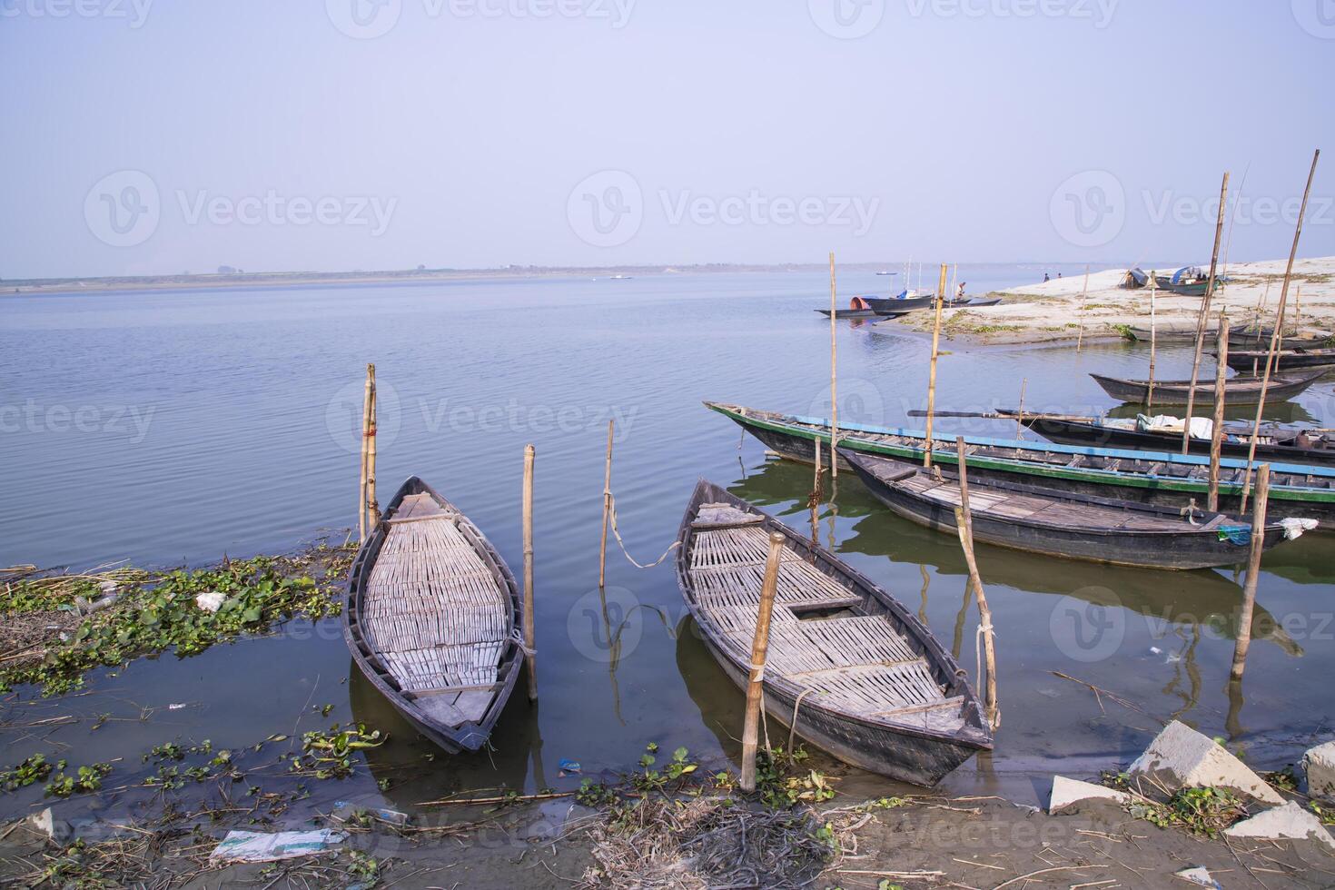landskap se av några trä- fiske båtar på de Strand av de padma flod i bangladesh foto