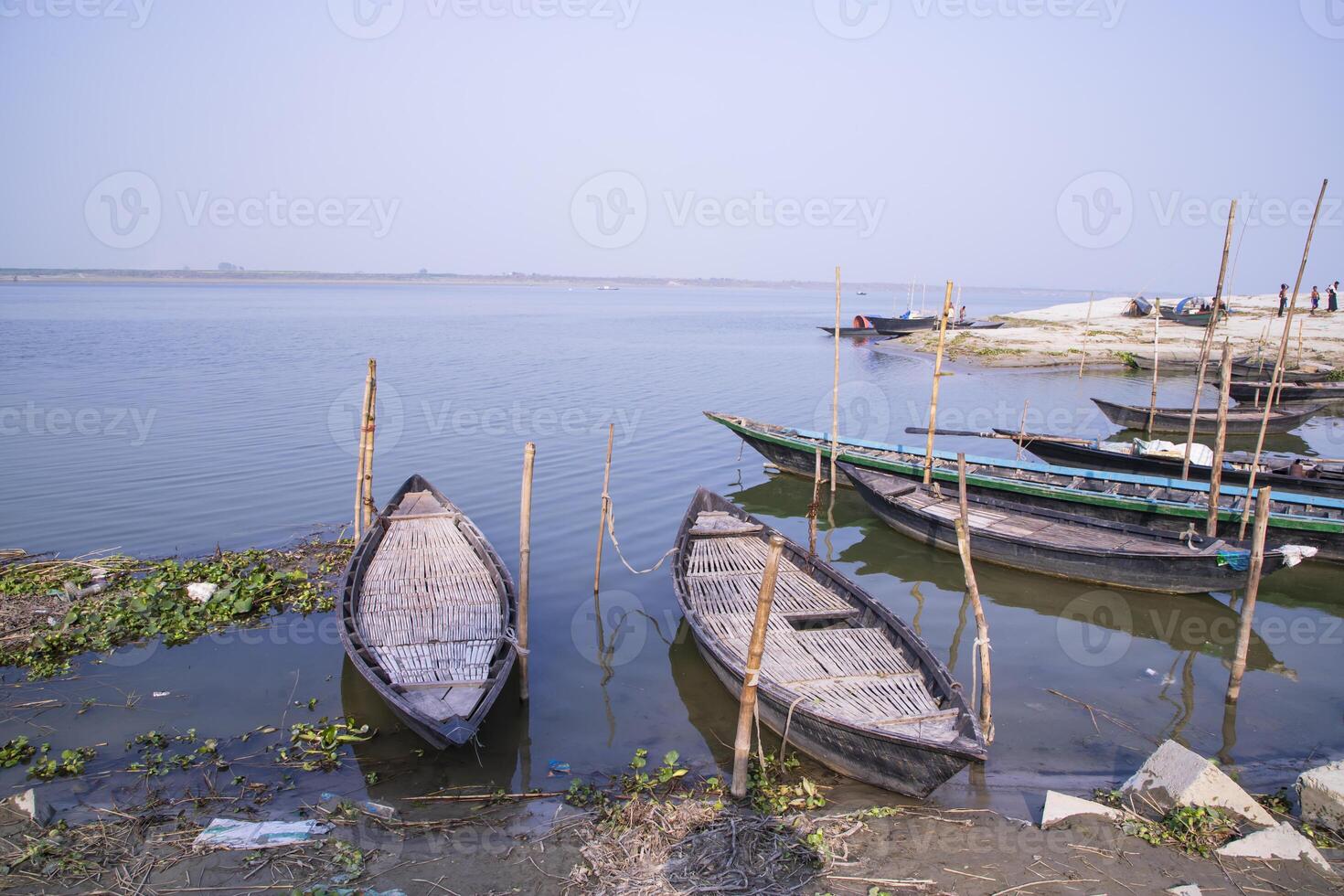landskap se av några trä- fiske båtar på de Strand av de padma flod i bangladesh foto