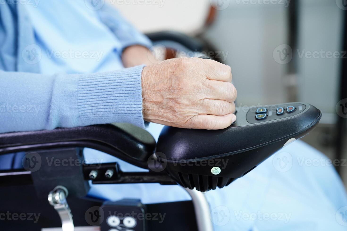 asiatisk äldre kvinna funktionshinder patient sitter på elektrisk rullstol i parken, medicinsk koncept. foto