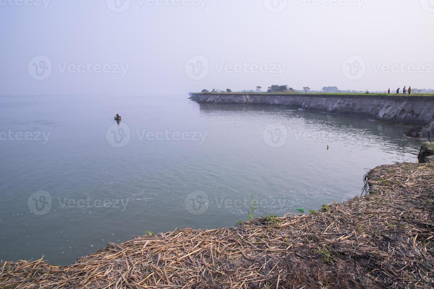 naturlig landskap se av de Bank av de padma flod med de blå vatten foto