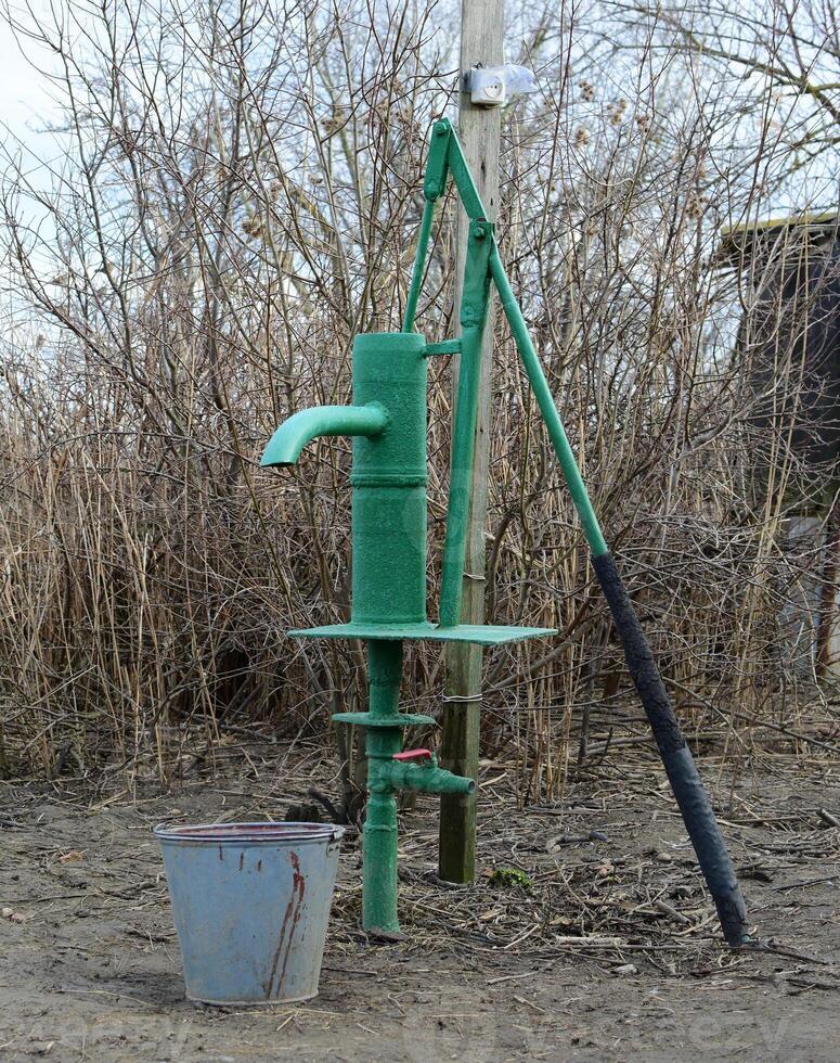 hand pump ledande till ett artesisk väl. foto