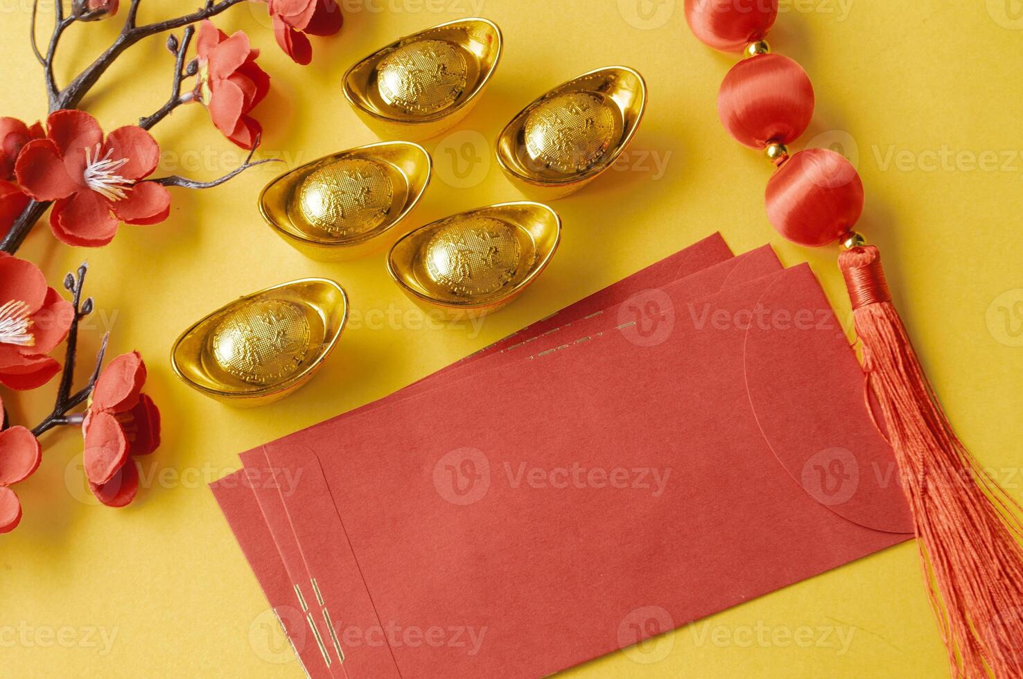 kinesisk ny år röd paket och gyllene göt med anpassningsbar Plats för text eller lyckönskningar. kinesisk ny år firande begrepp. foto