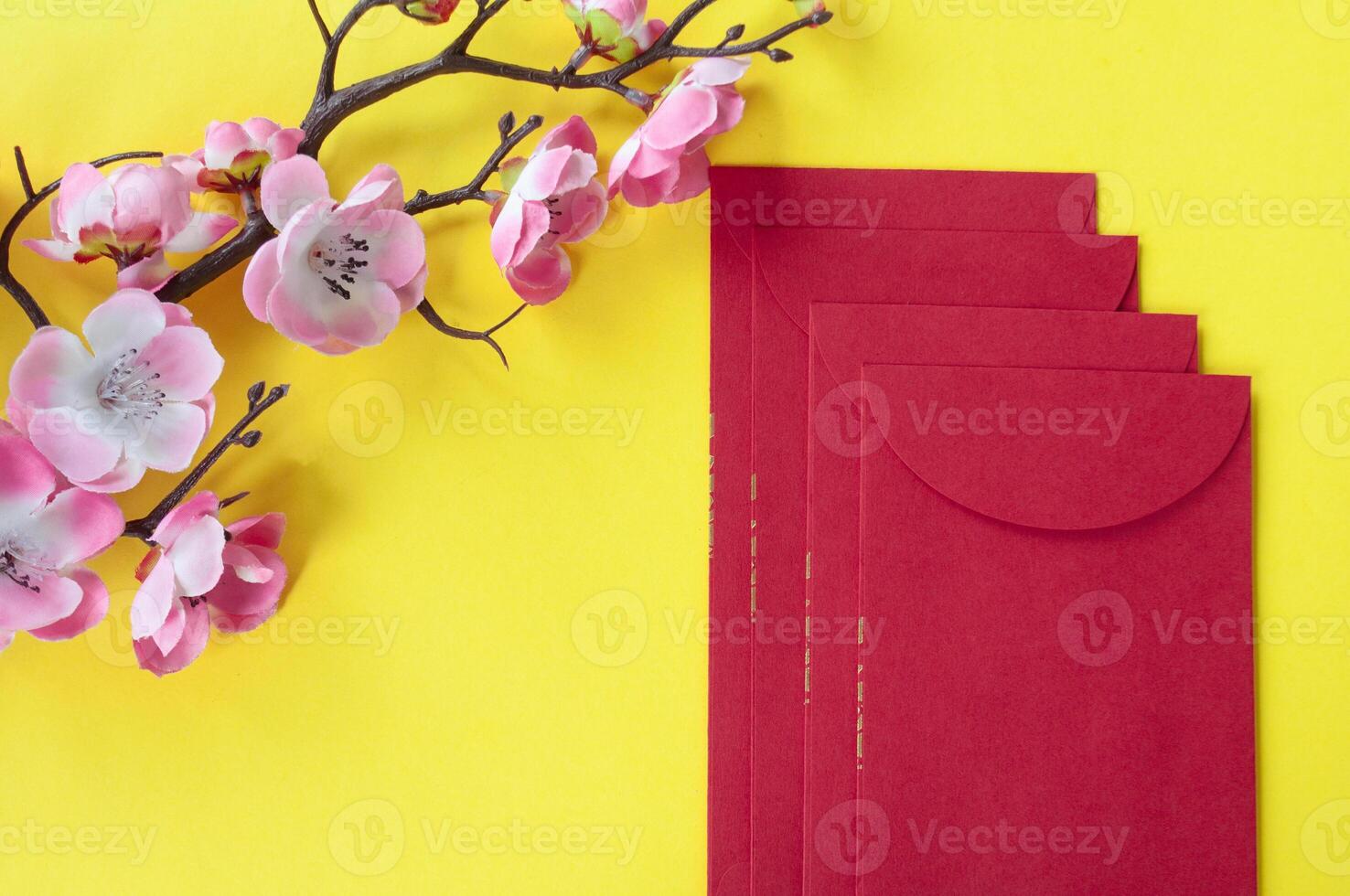 topp se av kinesisk ny år röd paket och körsbär blomma dekoration med anpassningsbar Plats för text eller lyckönskningar. kinesisk ny år firande begrepp. foto