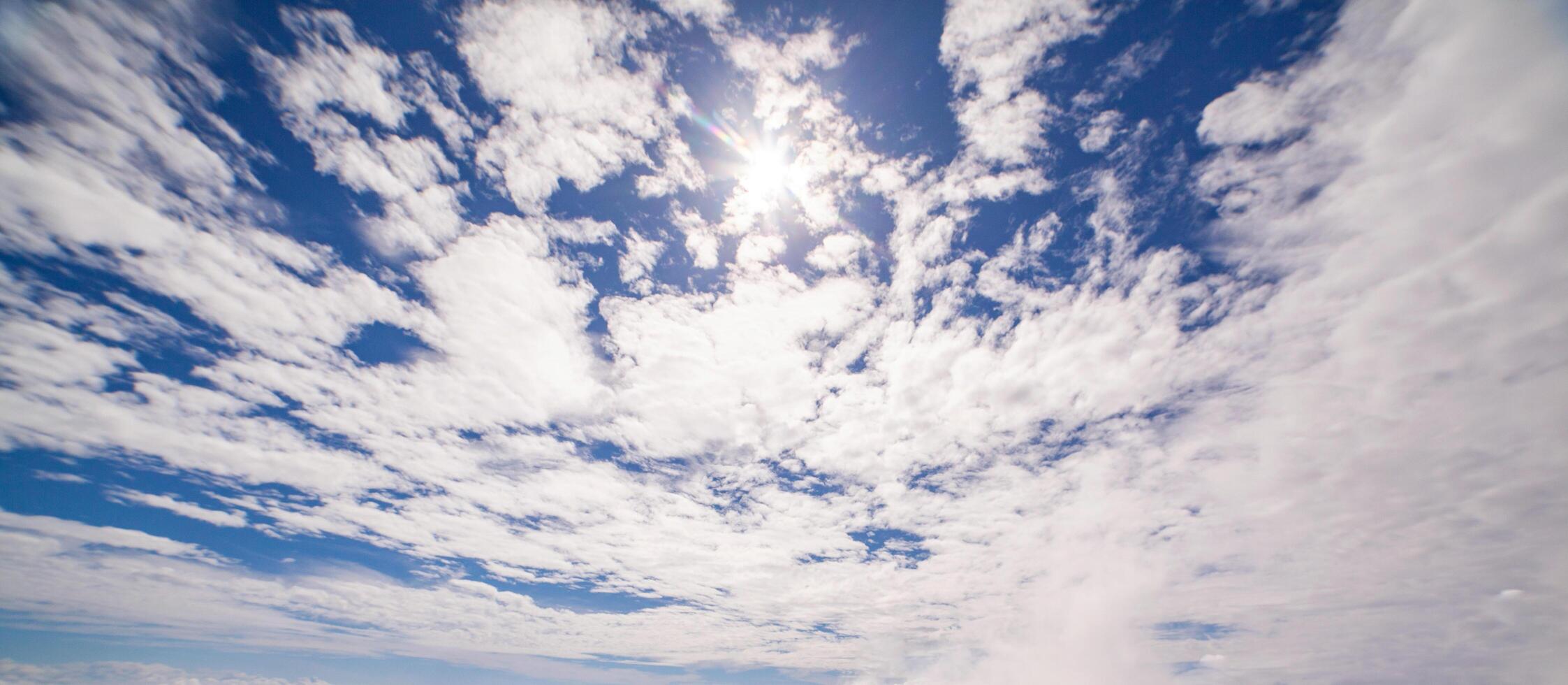 blå himmel med vit moln vinter- himmel natur färgrik himmel bakgrunder. foto